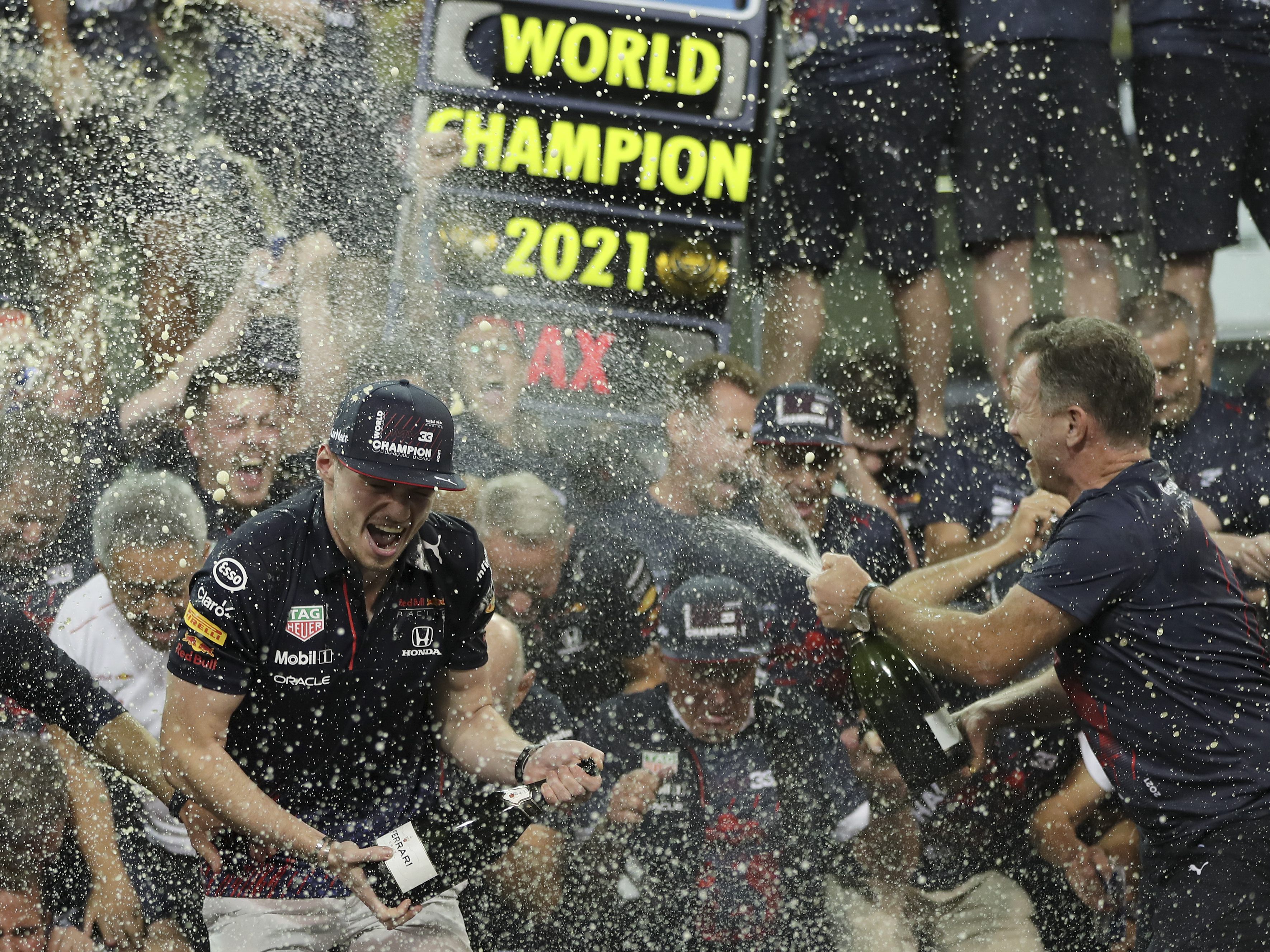 Große Freude: Das Red Bull-Team freut sich mit Max Verstappen.