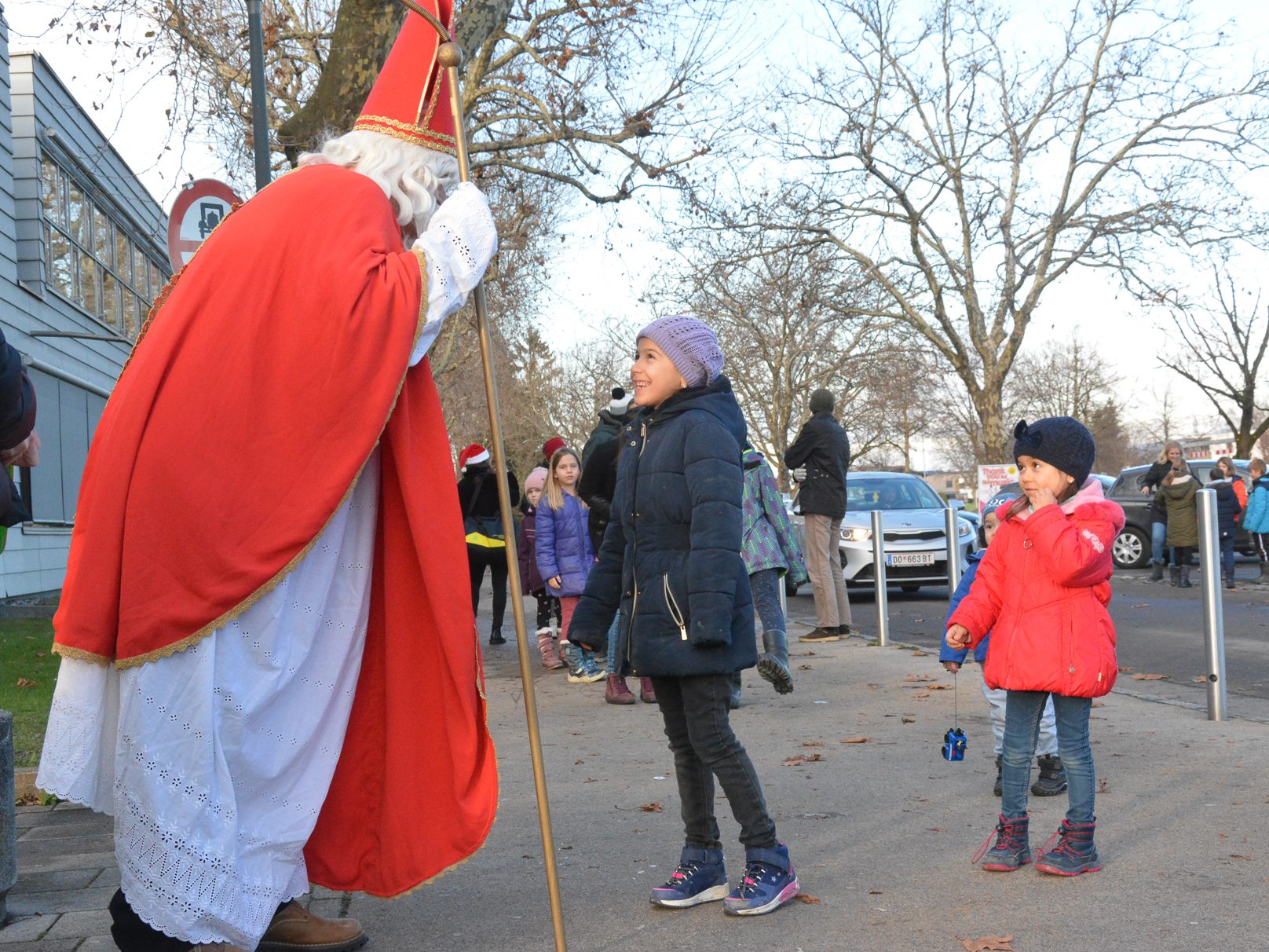 Der Nikolaus überreichte den Handball-Kinder dieses Jahr im Freien ihr Nikolaus-Geschenk.