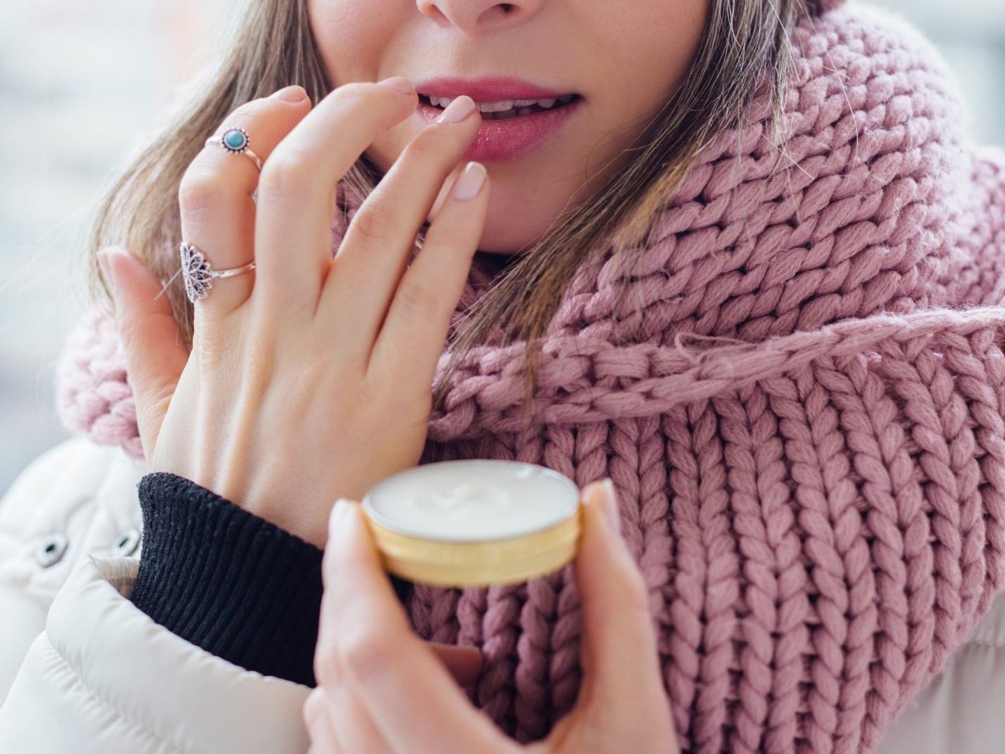 Besonders im Winter ist eine hochwertige Lippenpflege unerlässlich.