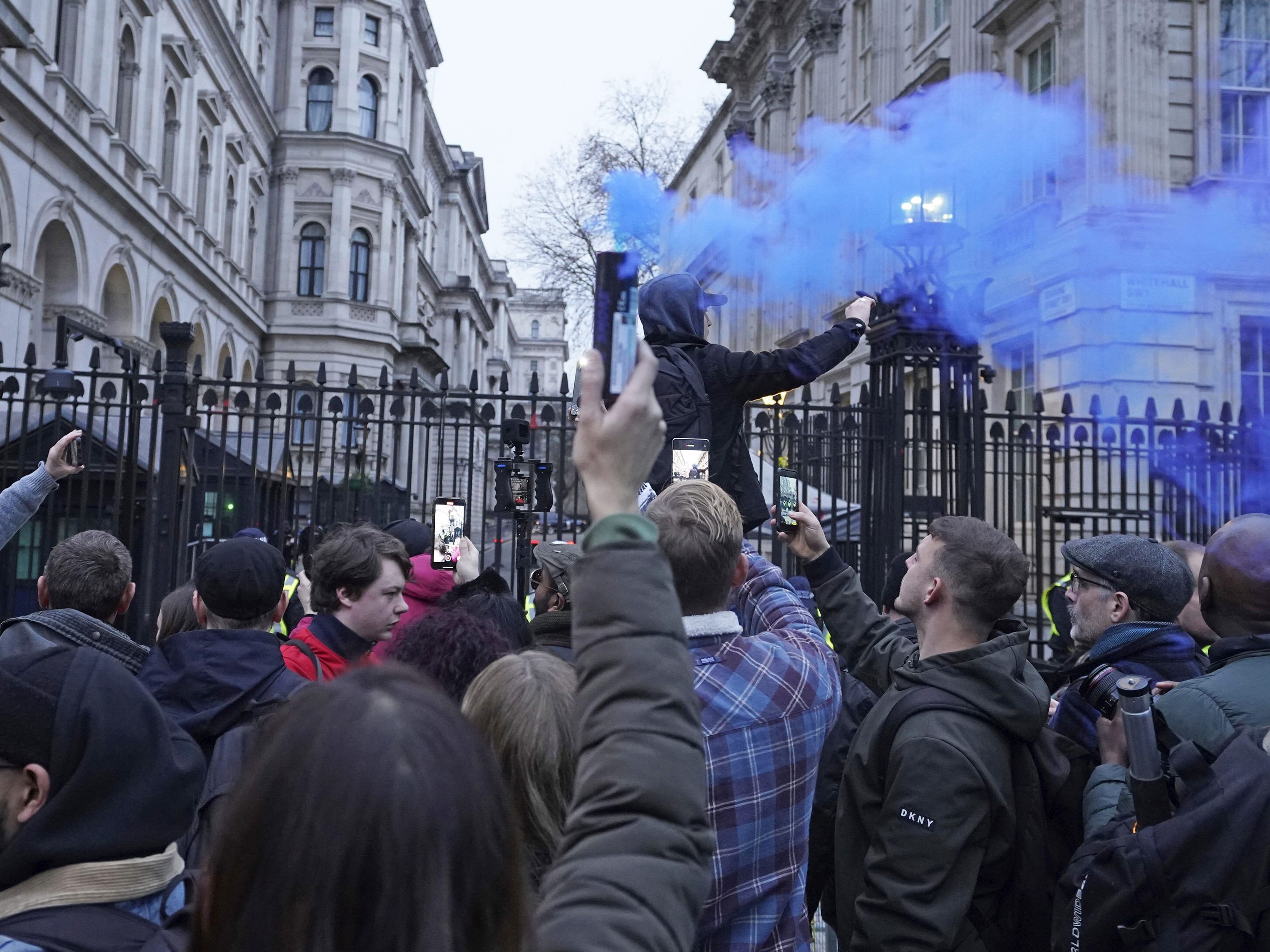Trotz der anhespannten Omikron-Lage in Großbritannien demostrierten auch am samstag in London hunderte Menschen gegen die Corona-Impfungen.