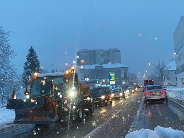 Starker Schneefall am Donnerstagmorgen sorgt für erschwerte Verkehrsbedingungen im ganzen Land.