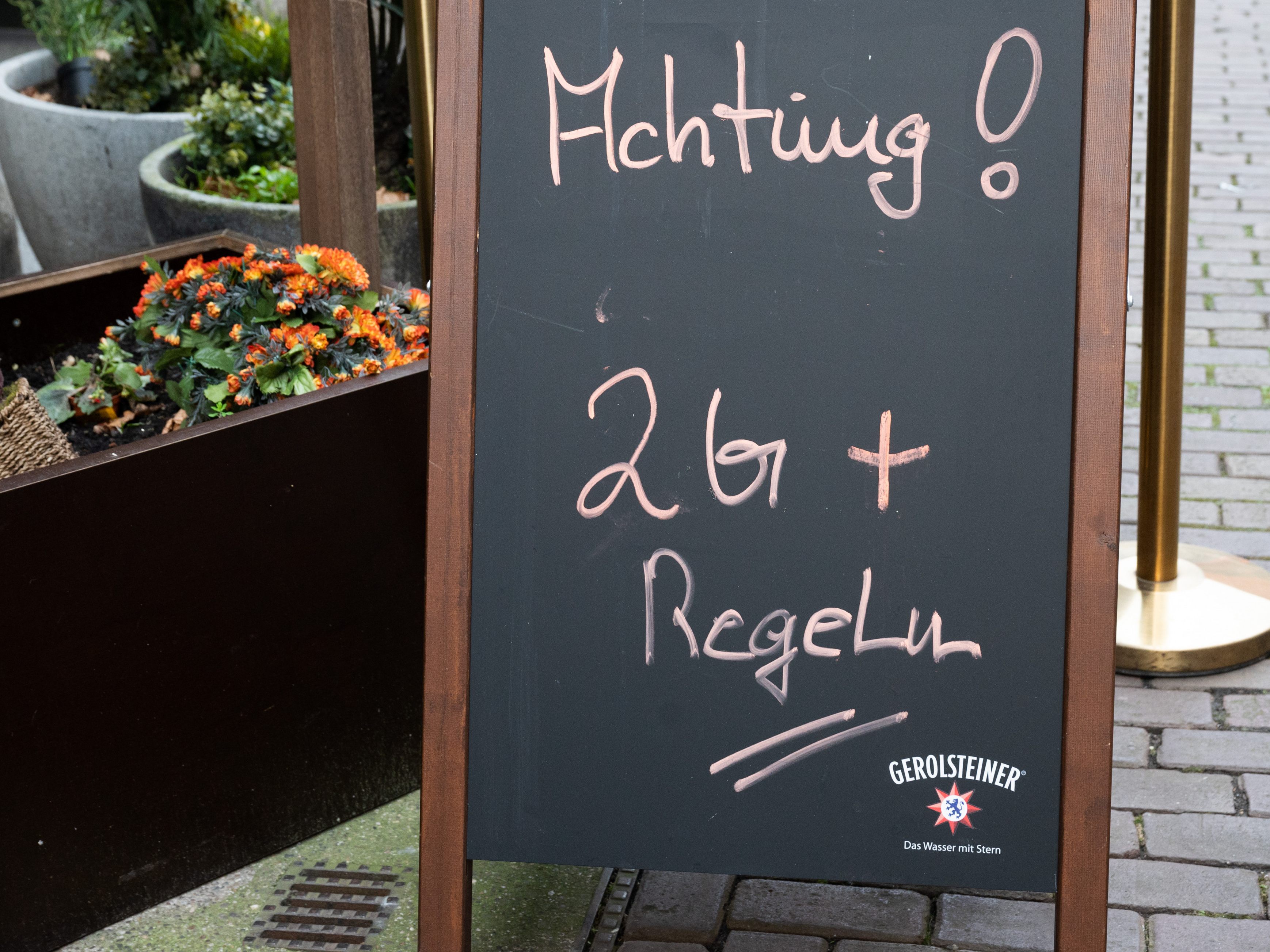 Ein Hinweisschild mit Aufschrift "Achtung! 2G