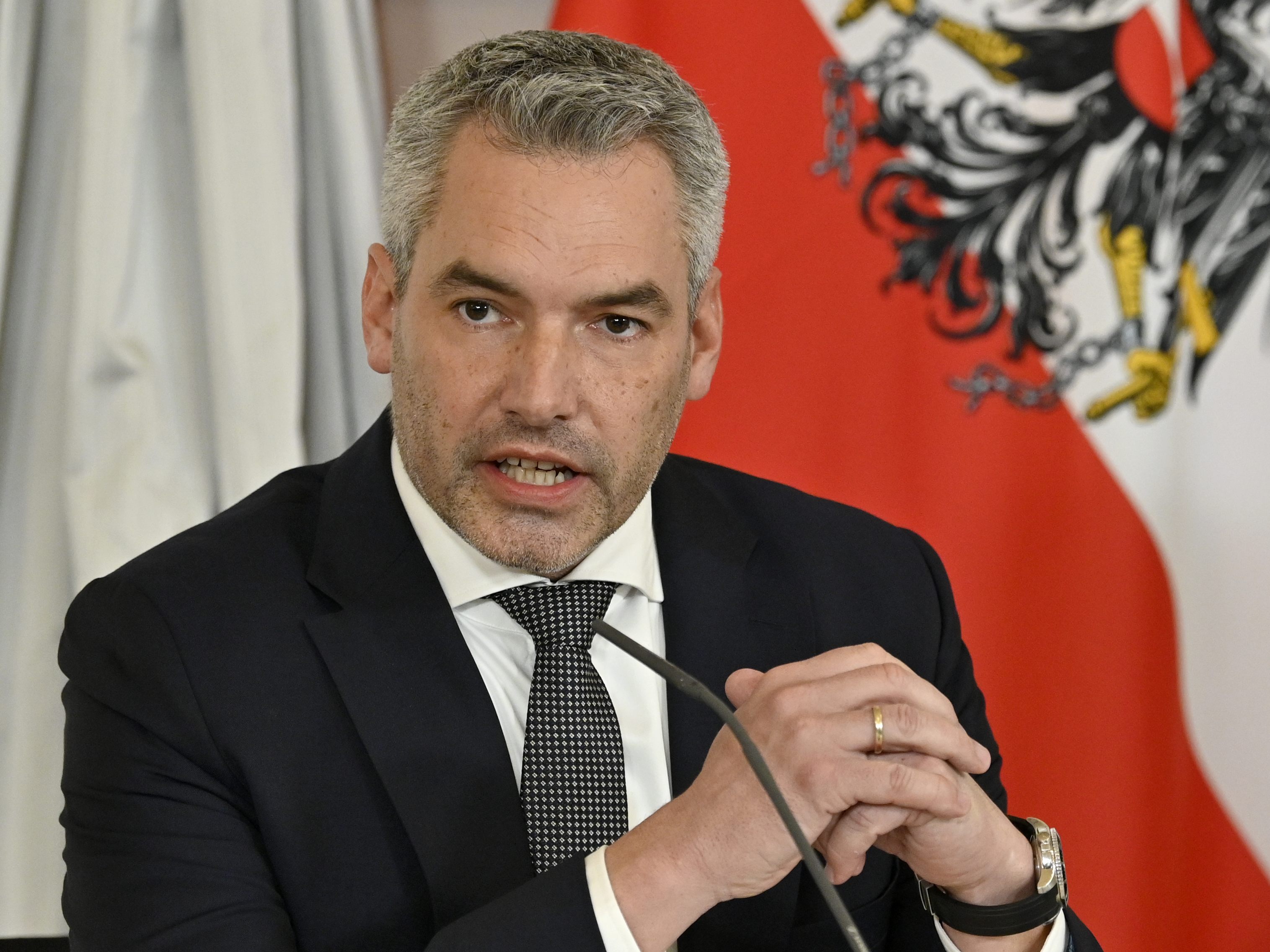 Die Bundesregierung verschärft die Maßnahmen.
