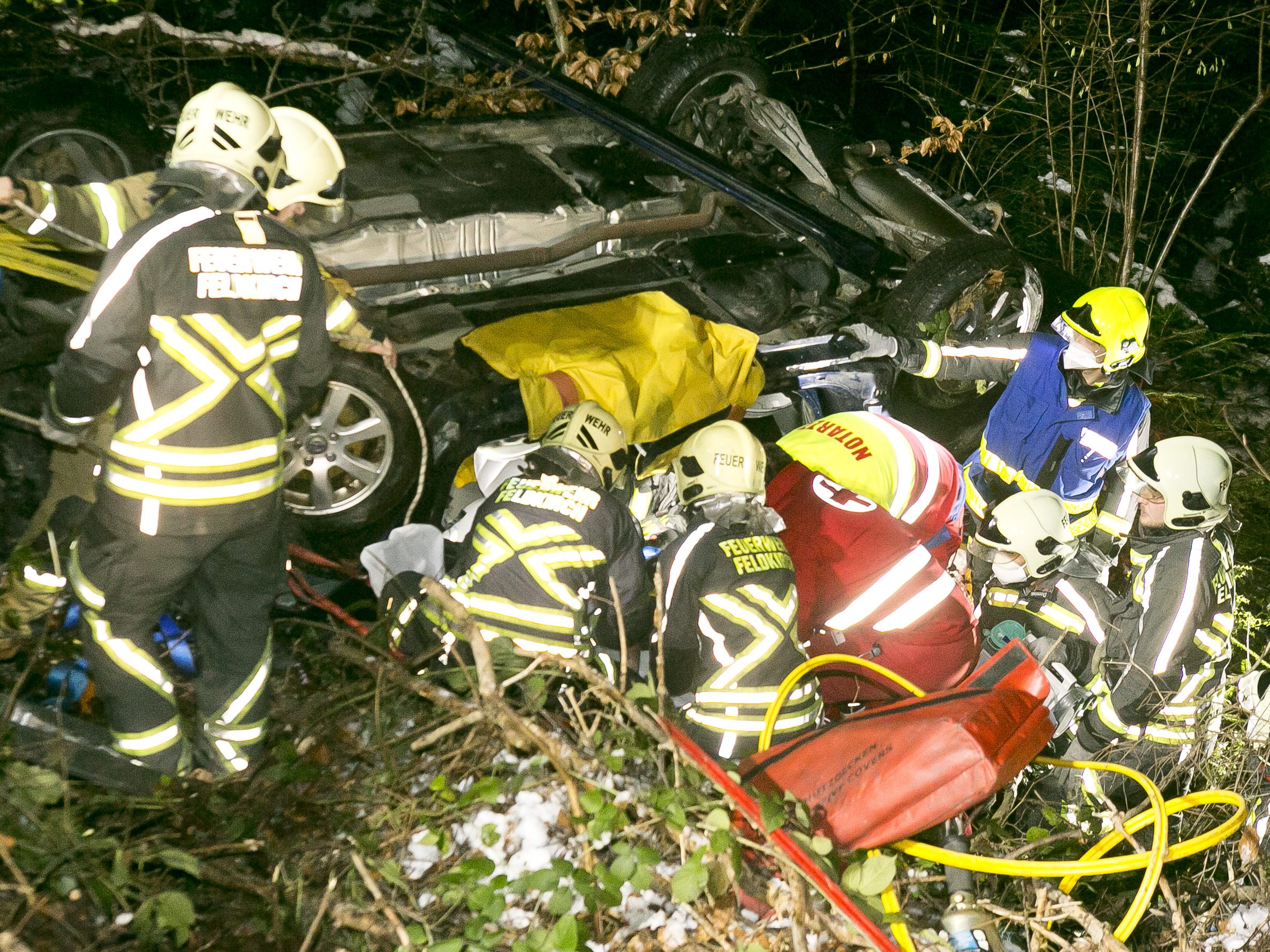 Schwierige Bergung des schwer Verletzten Mannes für die Feuerwehr.