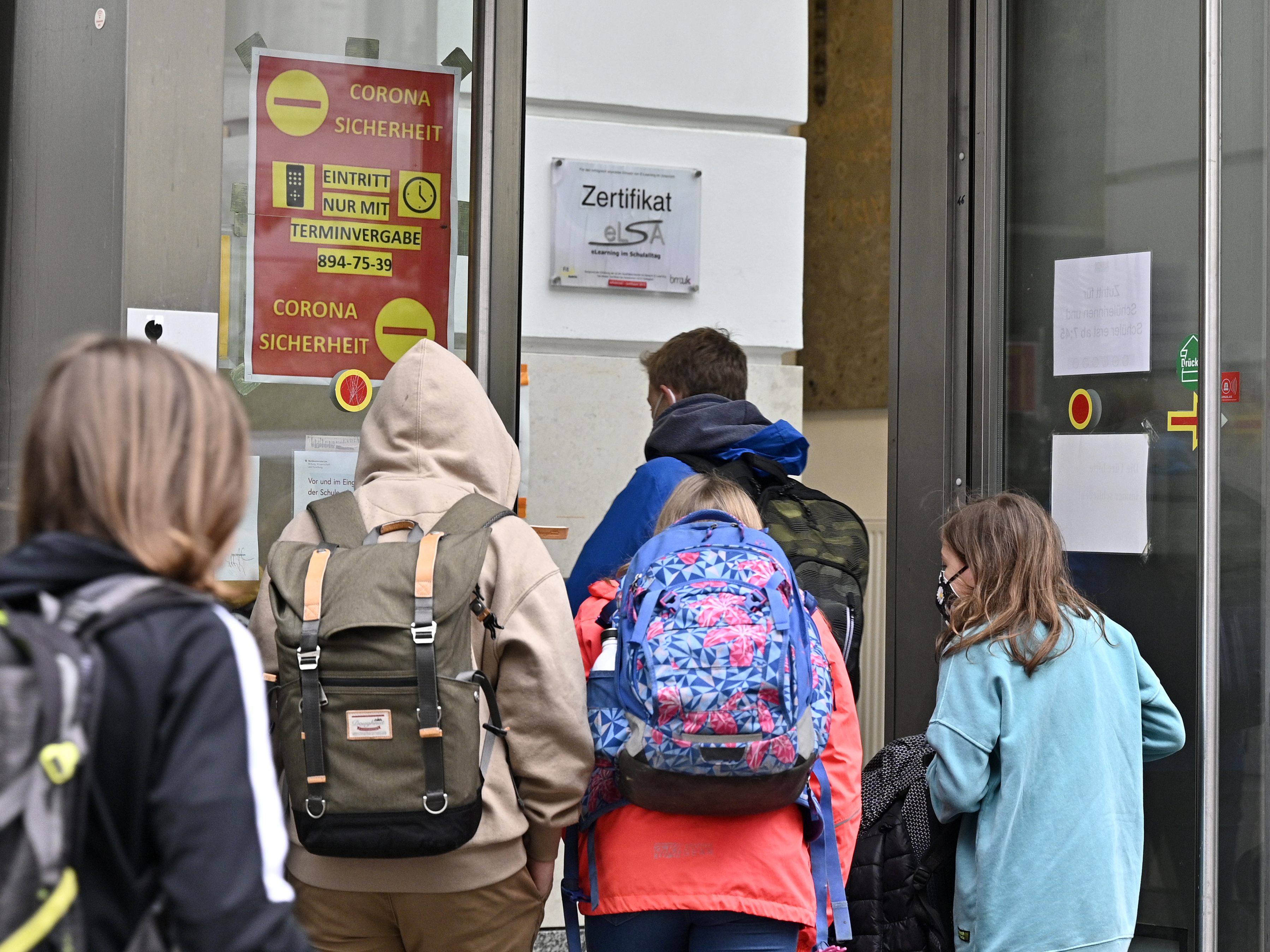 Lehrer und Eltern fürchten Chaos an den Schulen durch die neuen Wiener Coronaregeln.