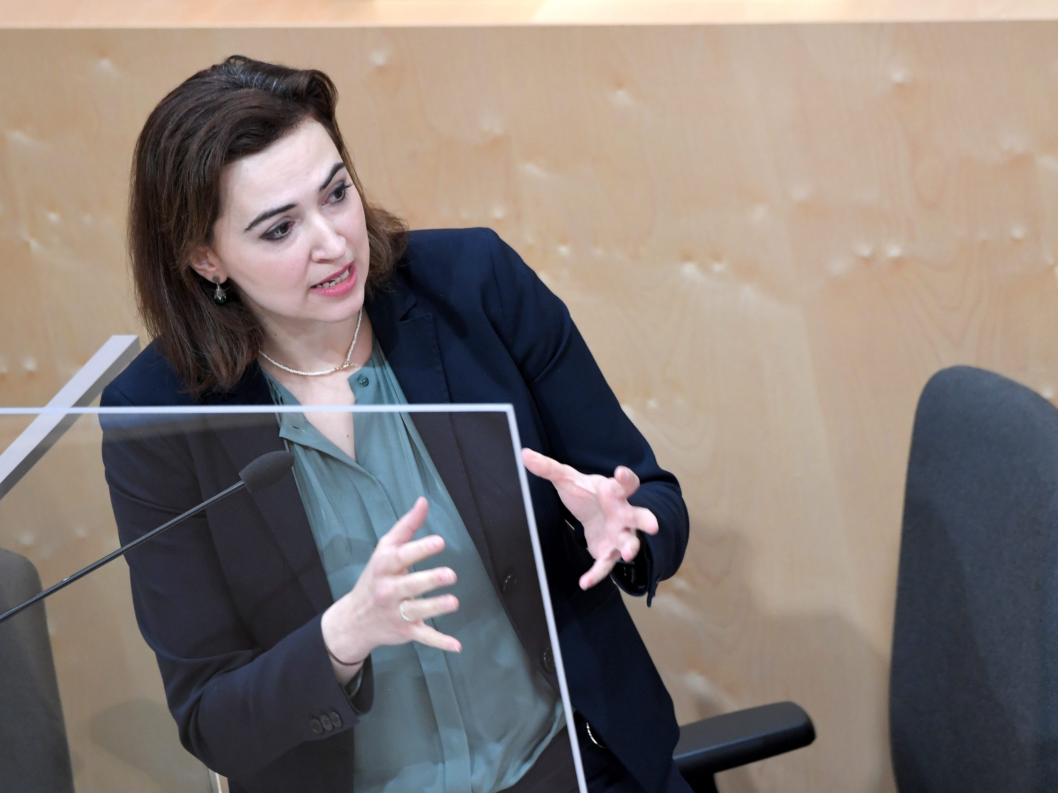 Justizministerin Alma Zadic ist für ein Konversionstherapieverbot bis Sommer.