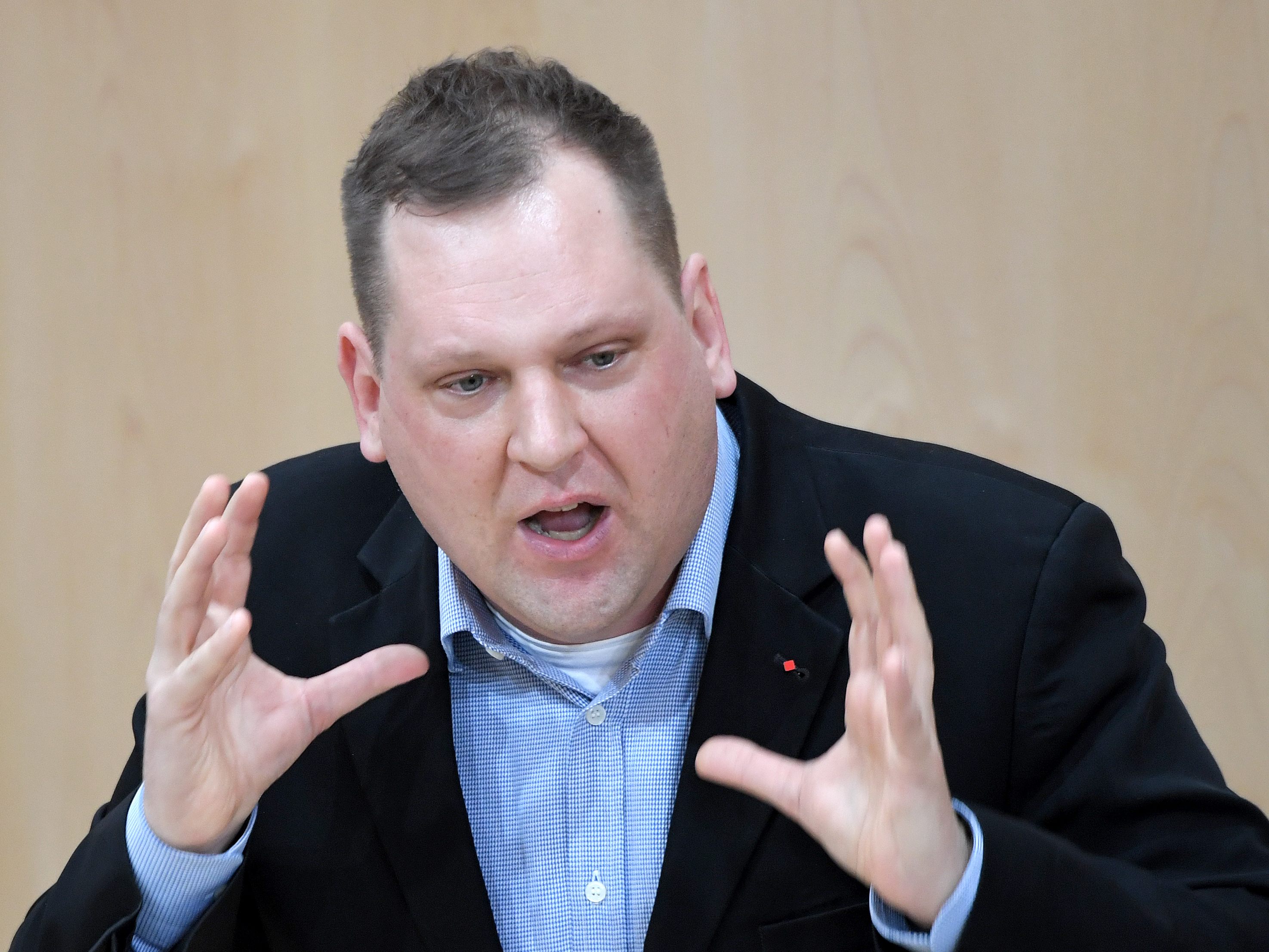 Der Abgeordnete Philip Kucher (SPÖ) kritisierte die Personalkosten der Regierung für 2021.