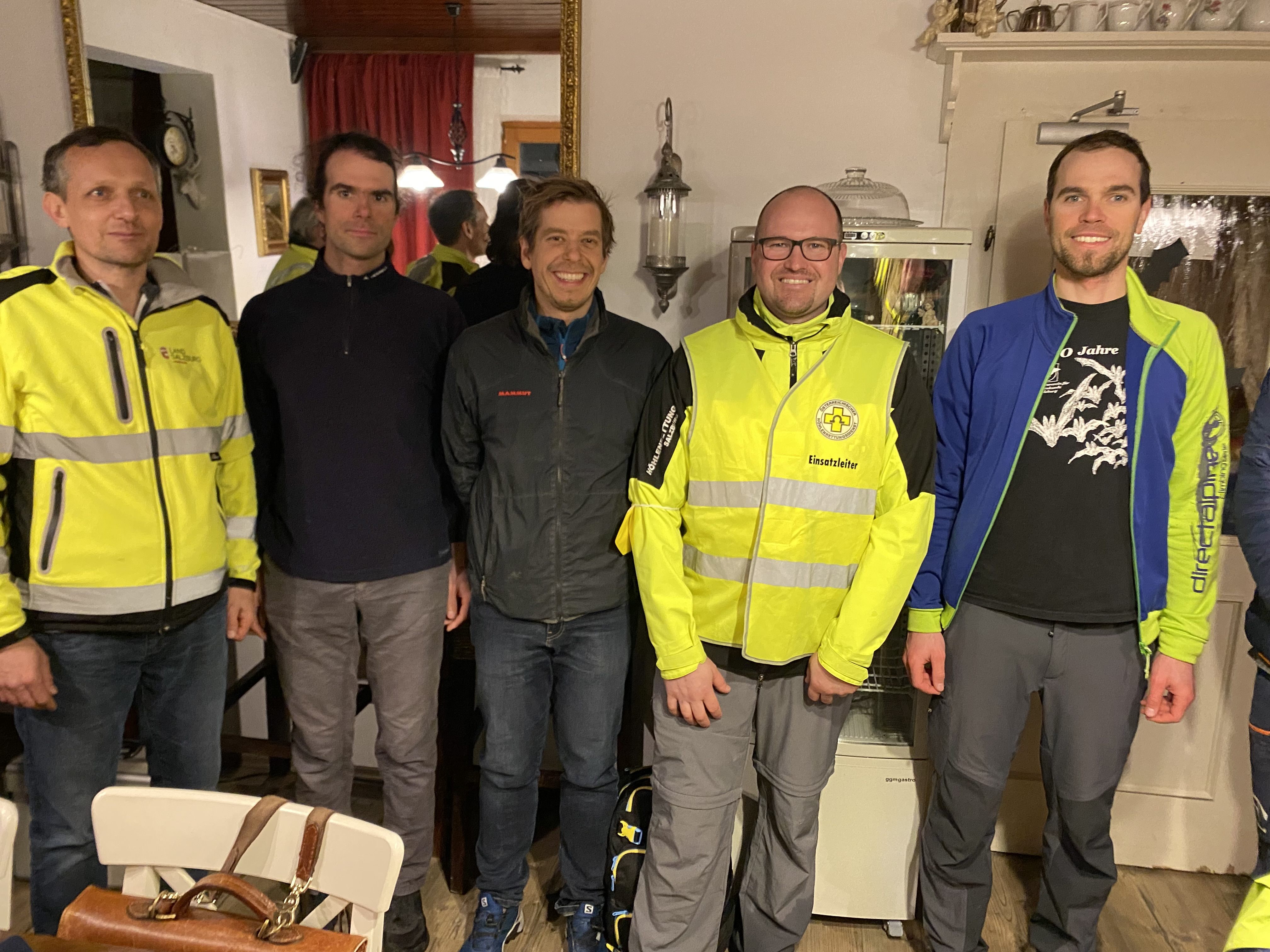 Die geretteten Forscher Michal Ciszewski, Mateusz Golicz und Jacek Szczygiel, Einsatzleiter Manfred Pongruber (BH Zell am See Kat Referent) und Gernot Salzmann (EL Höhlenrettung).