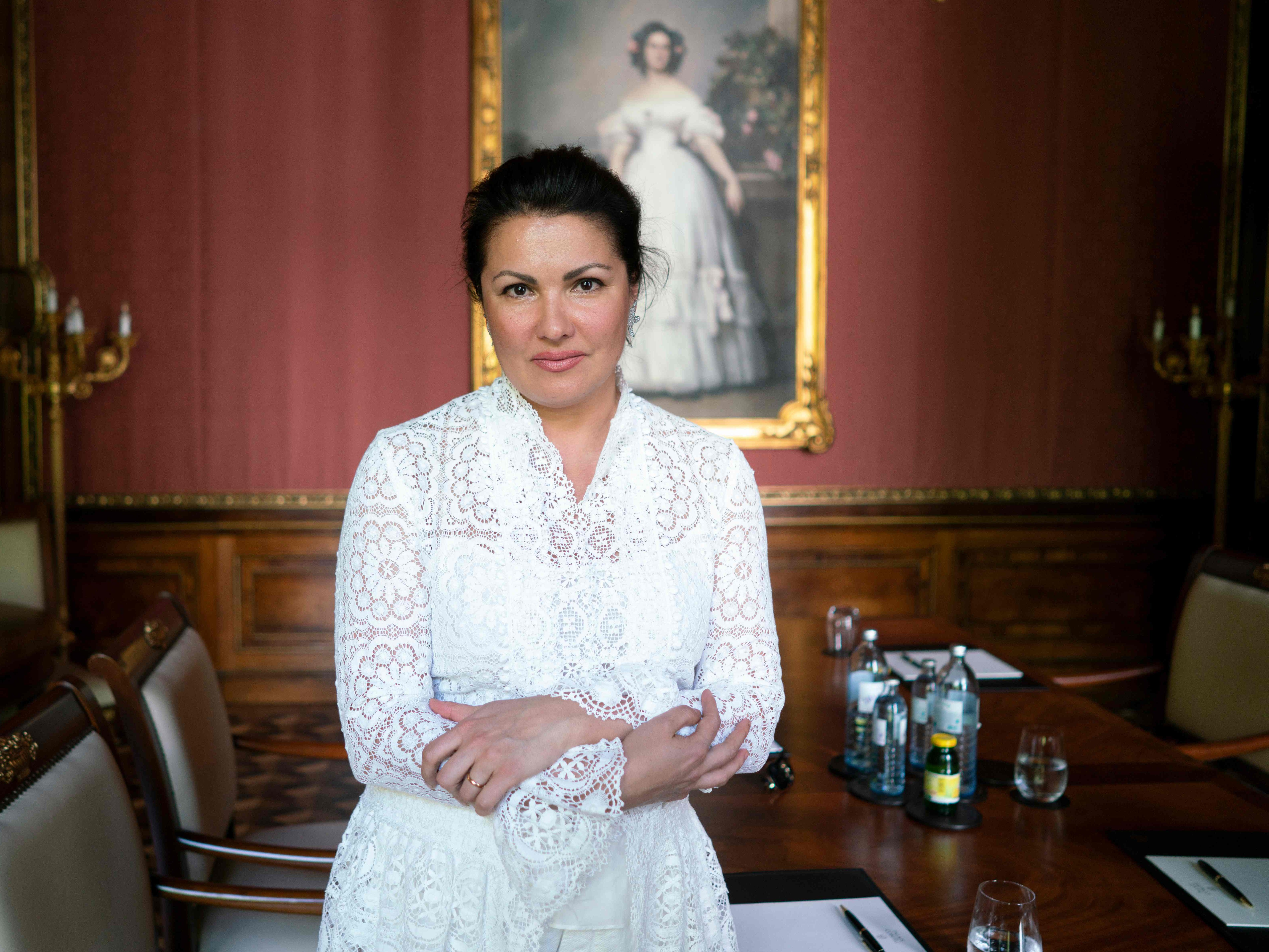 Sopranistin Anna Netrebko meldete sich zum Ukraine-Russland-Krieg zu Wort.