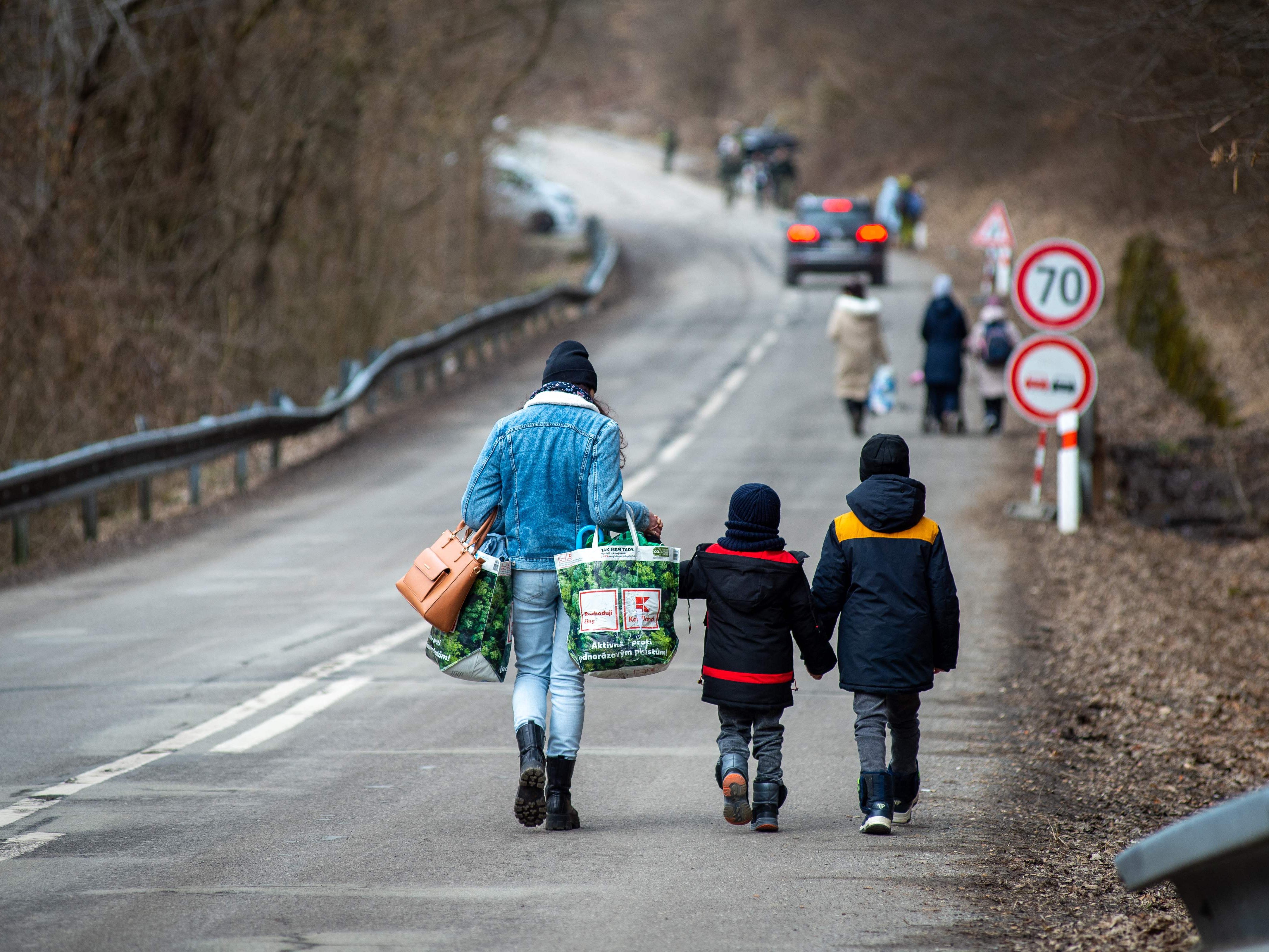 Menschen flüchten aus der Ukraine in die Nachbarländer.