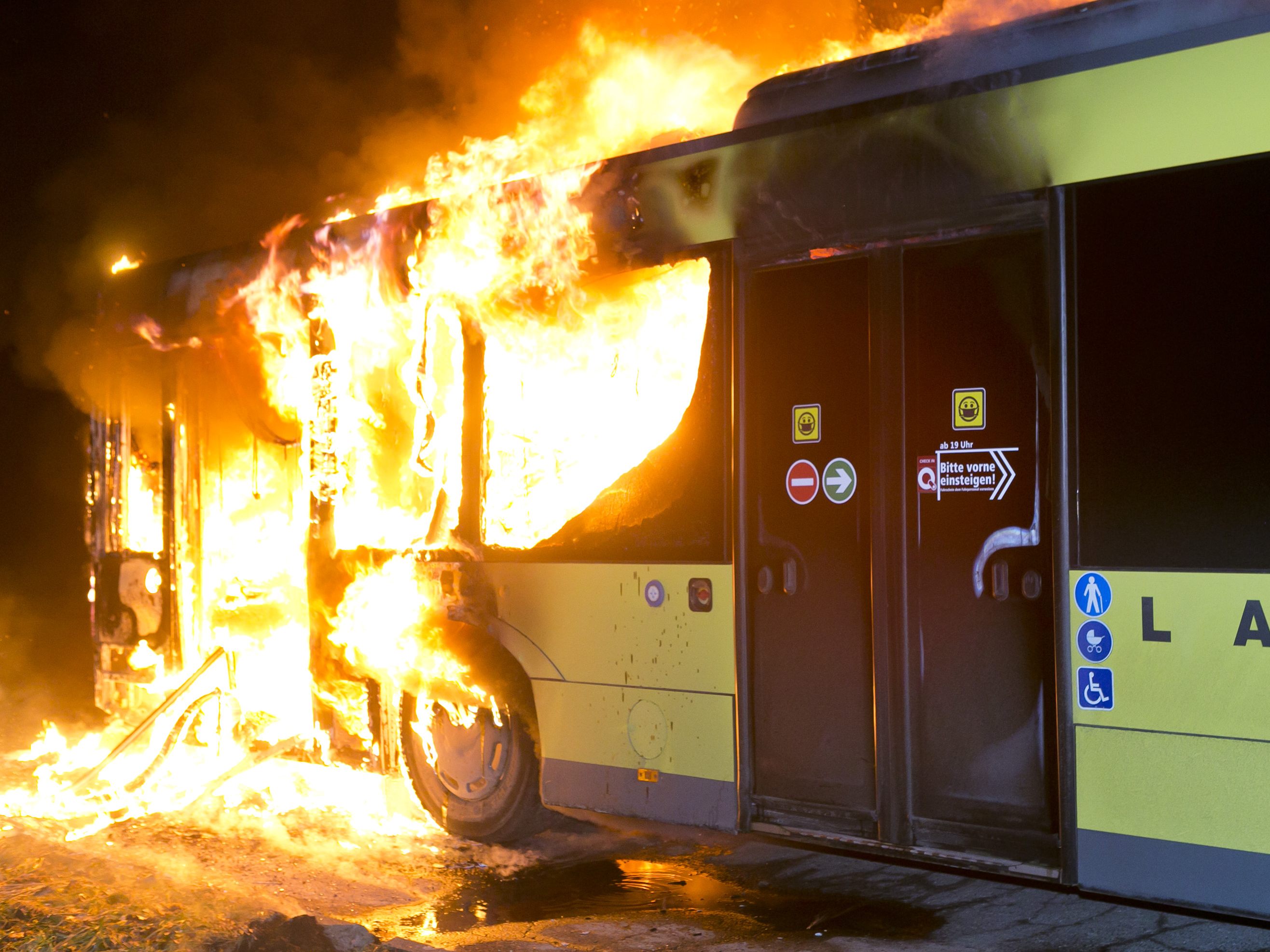 Ein Landbus fing vergangene Nacht Feuer.