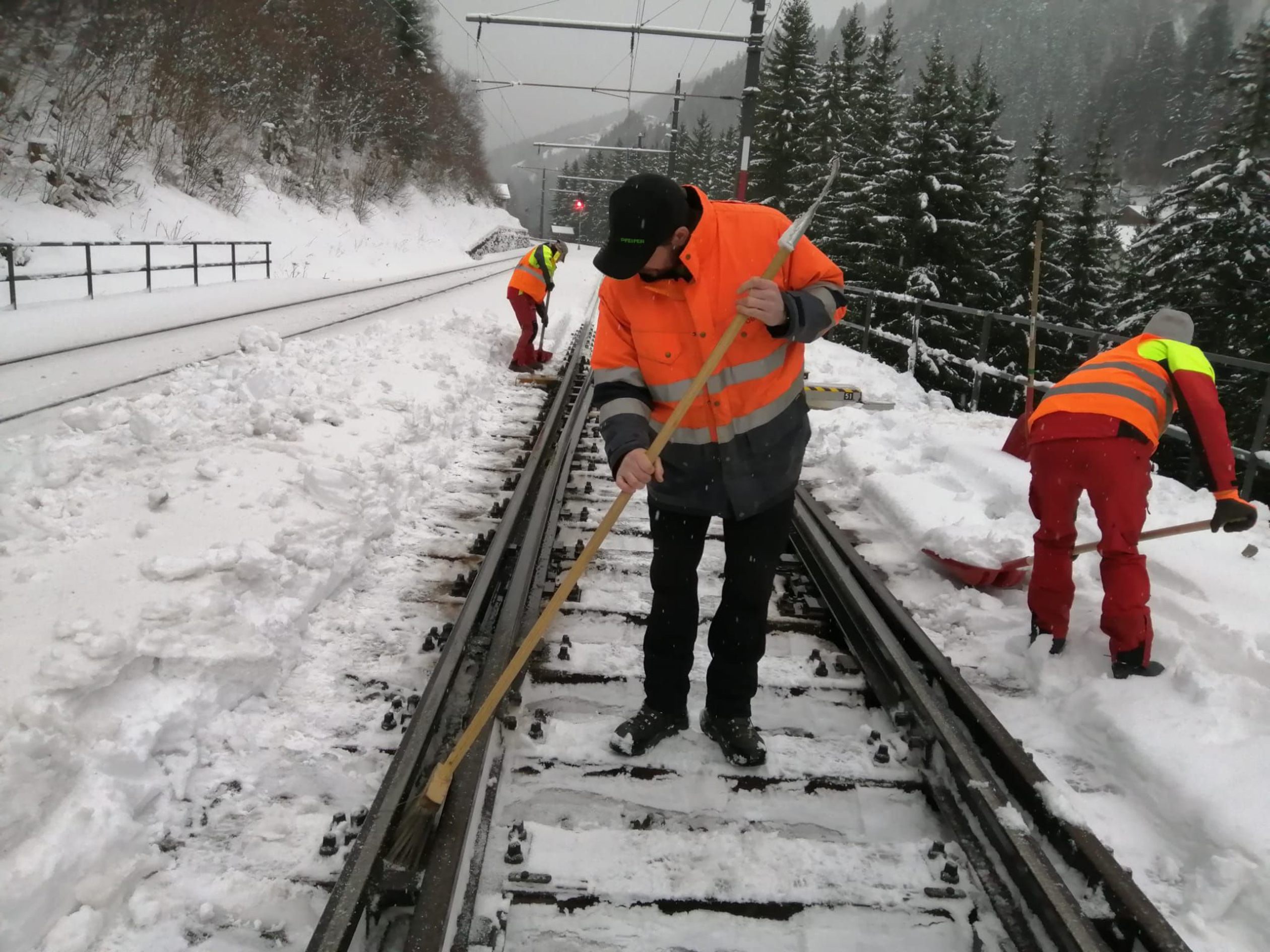 Die Schneemengen der vergangenen Tage stellte auch die ÖBB vor große Herausforderungen.