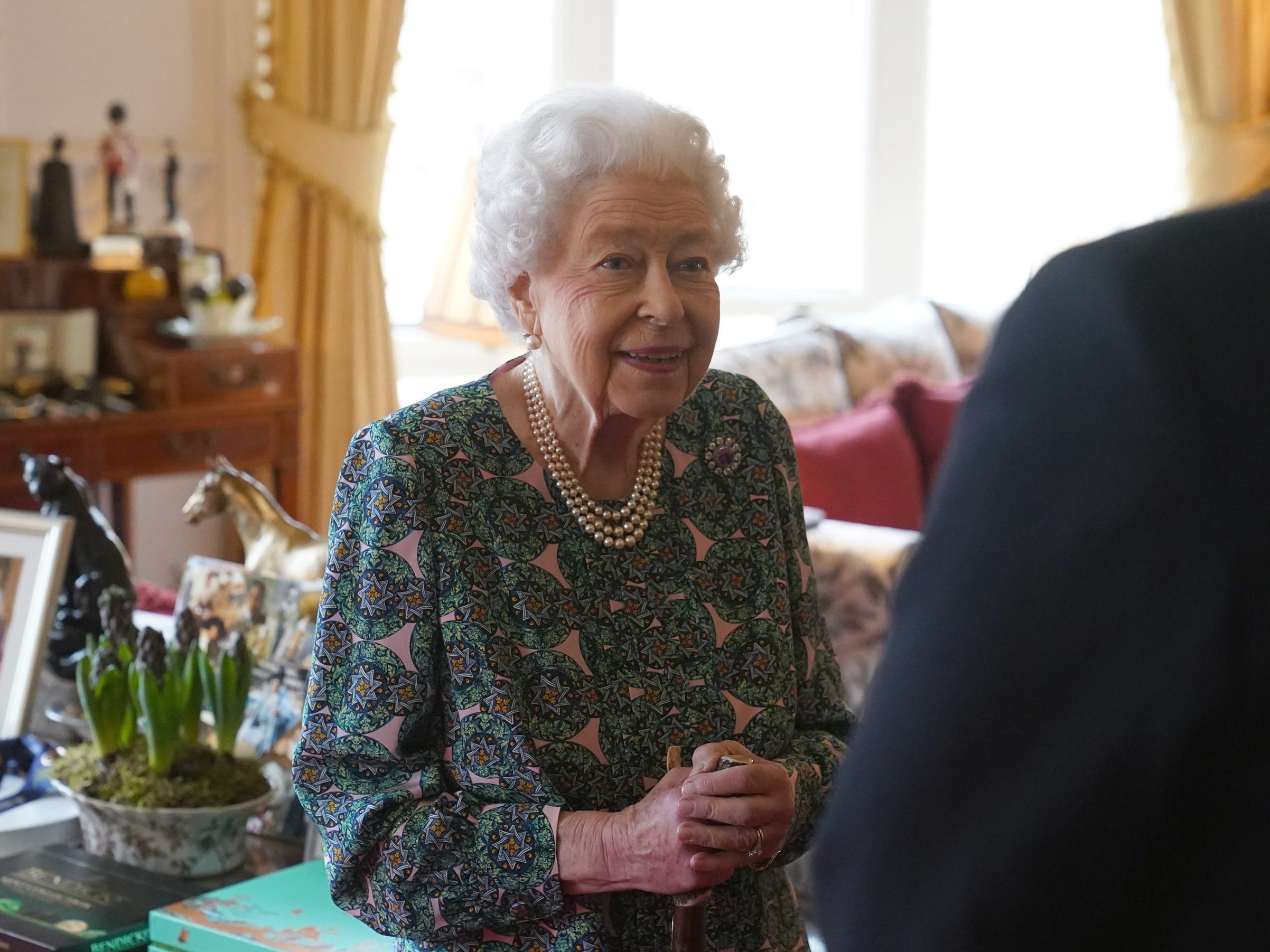 Die Queen ist positiv auf das Coronavirus getestet worden.