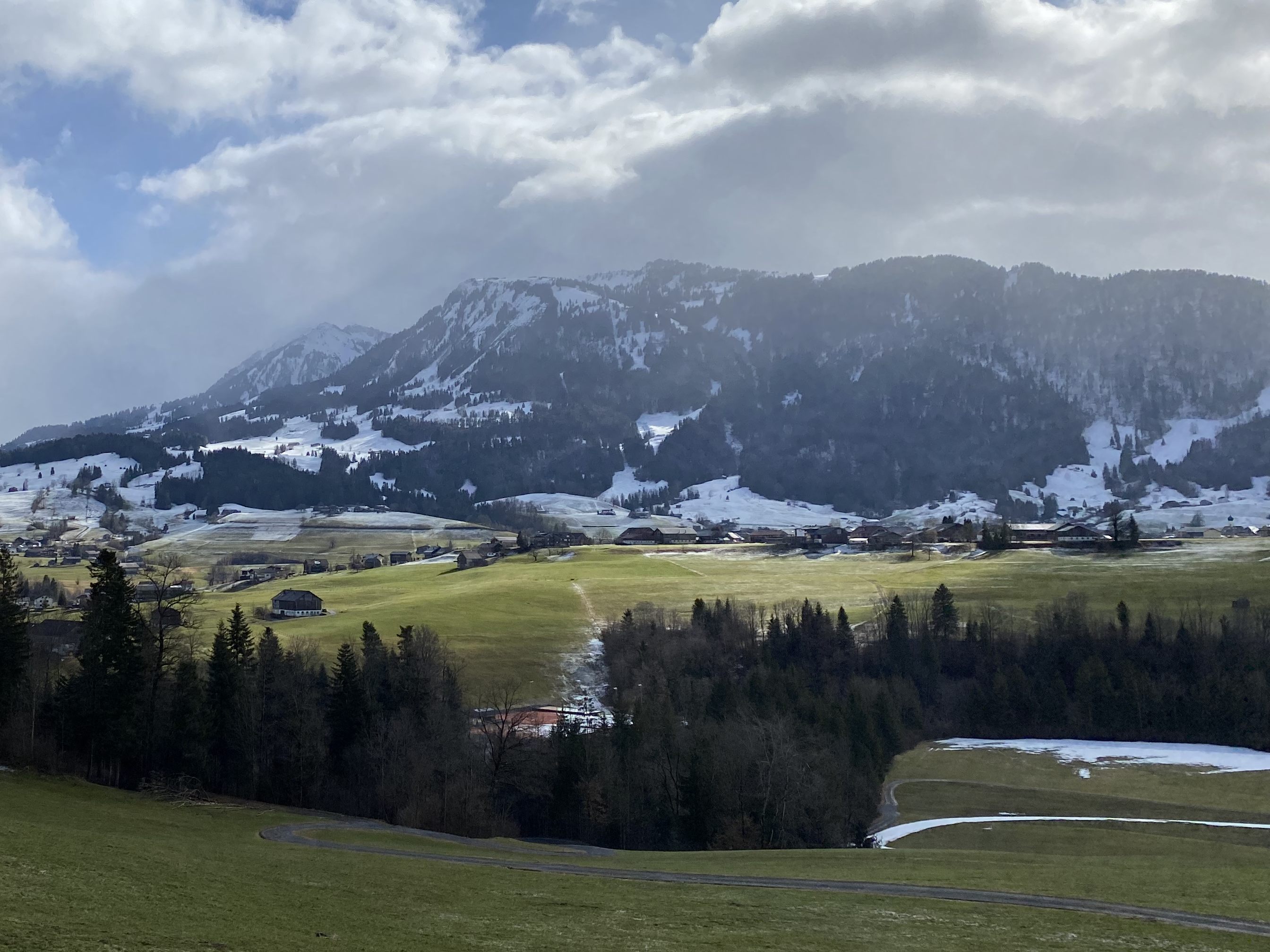 Im Bregenzerwald gut erkennbar: die aktuelle Schneefallgrenze. Blick von Egg in Richtung Niedere.