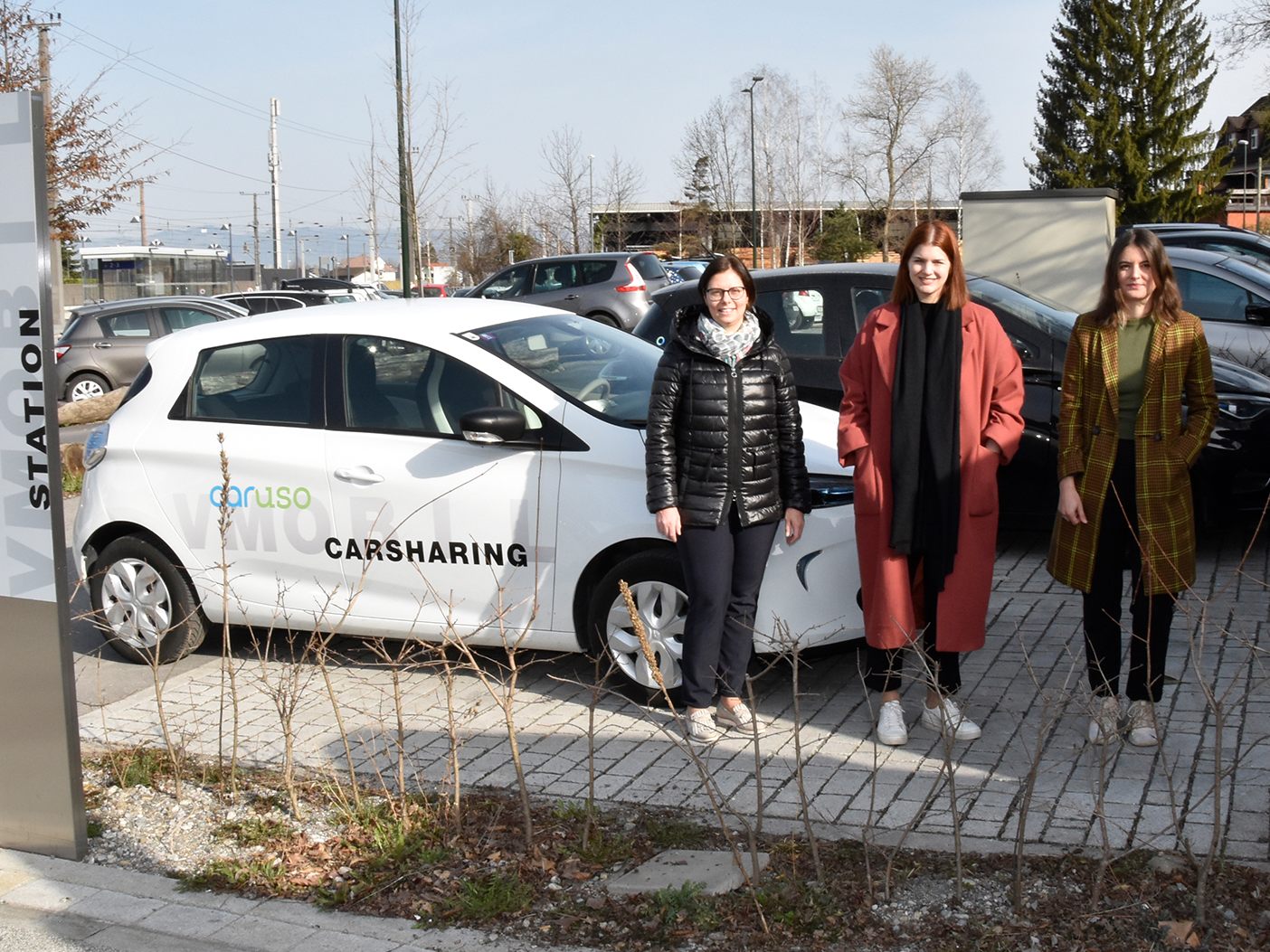 Bürgermeisterin Katharina Wöß-Krall, Natascha Huber (Caruso) und Katrin Ehrenbrandtner (Marktgemeinde Rankweil) am Caruso Standplatz beim Bahnhof Rankweil