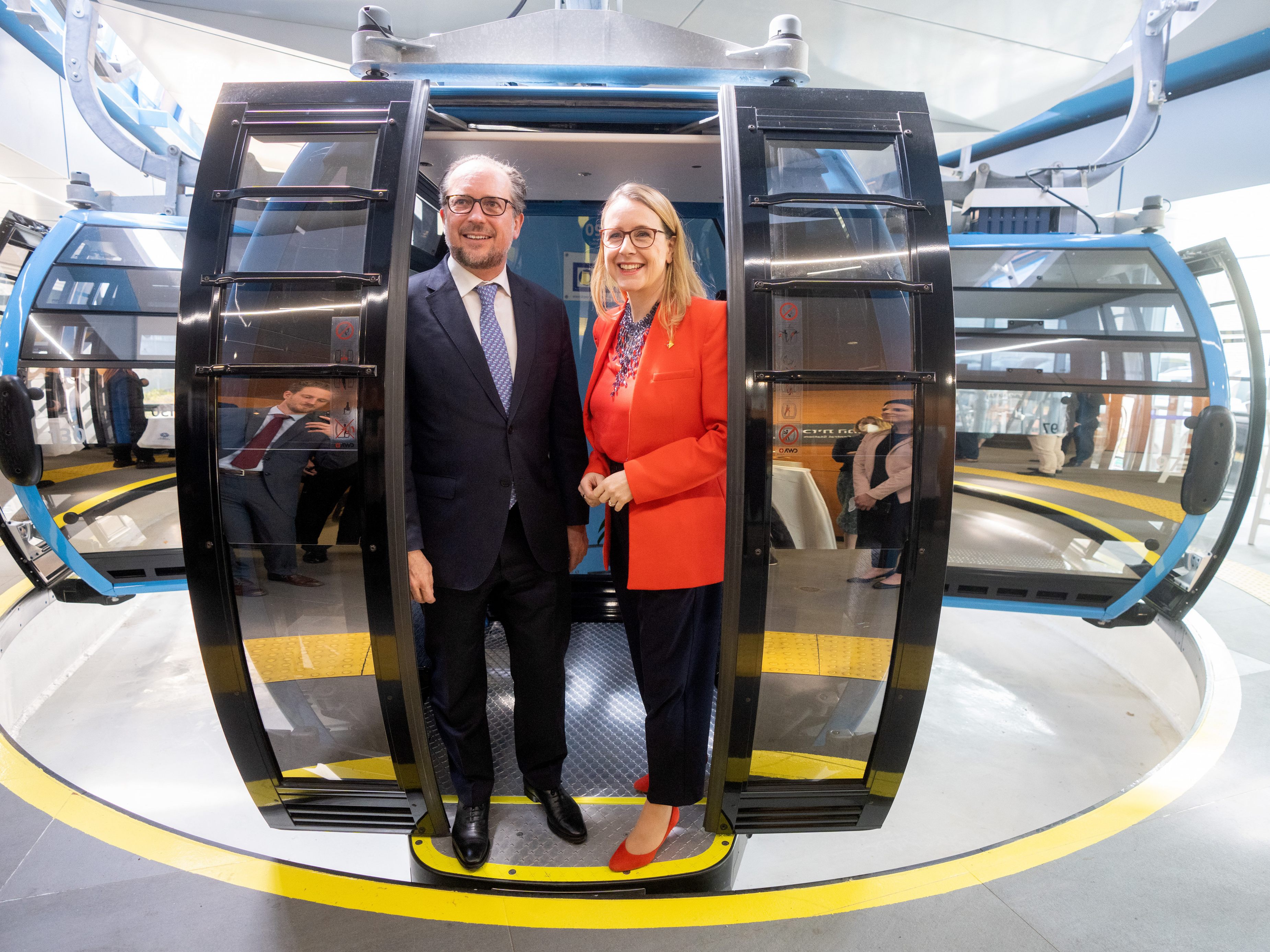 Schramböck und Schallenberg eröffnen neue Seilbahn in Haifa in Israel
