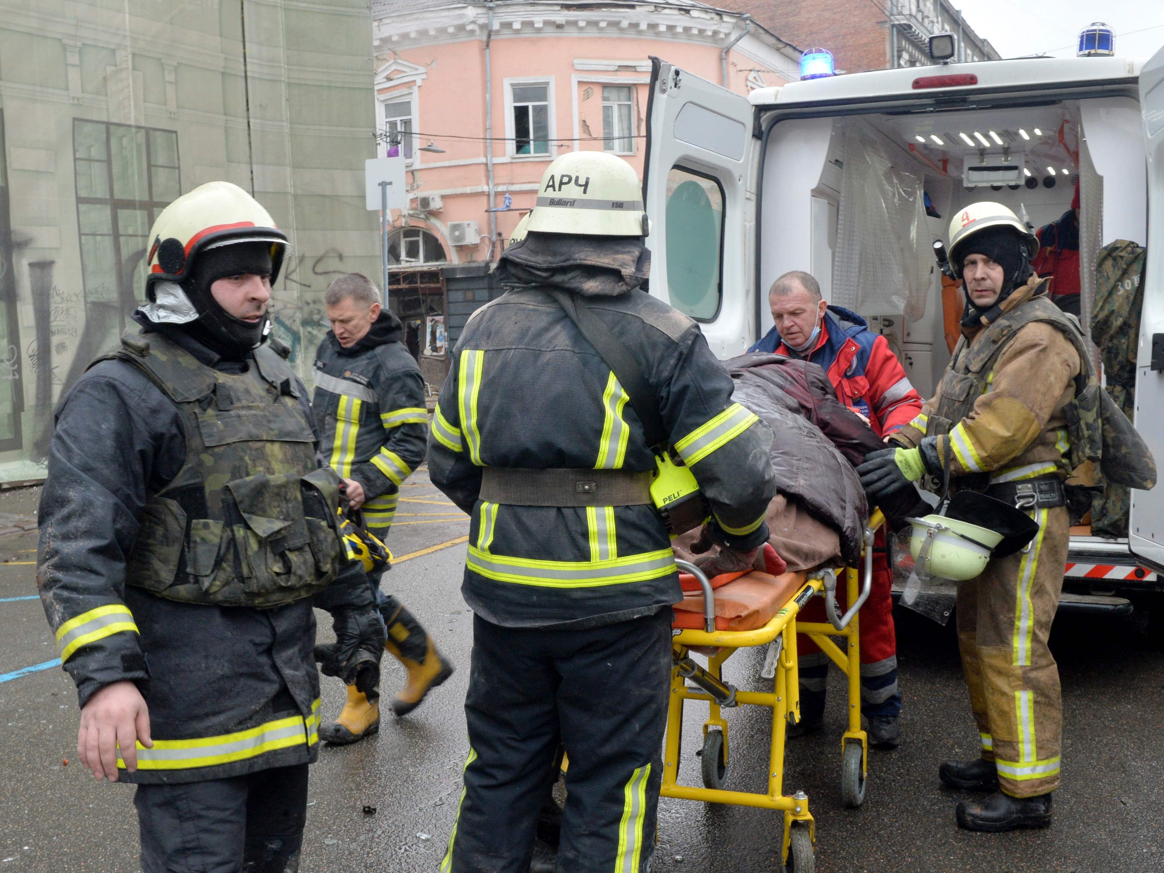 Die Ambulanz versorgt einen Verletzten nach einem Bombenangriff in Charkiw in der Ukraine.