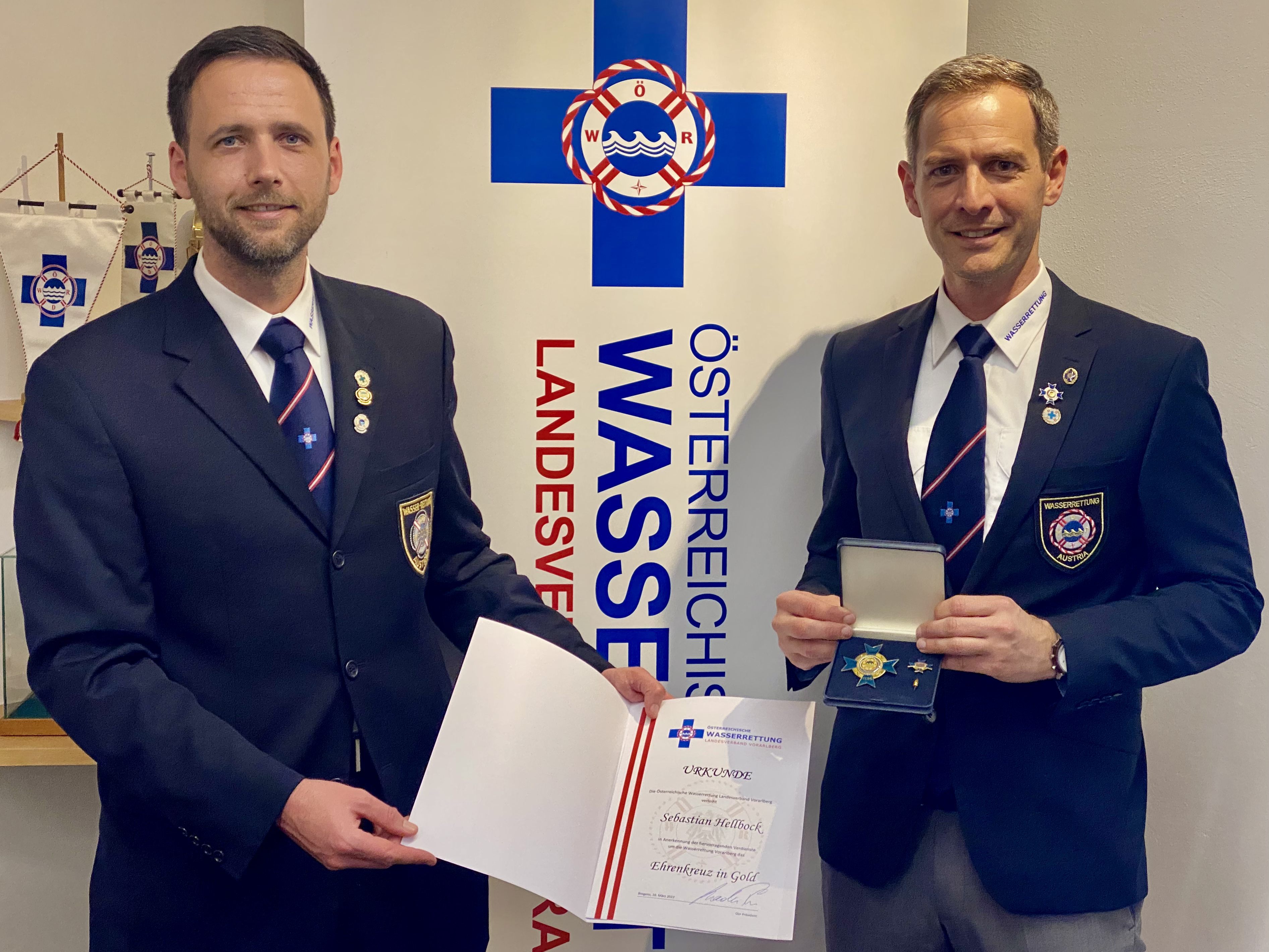 Daniel Plaichner (l) übergibt das Ehrenkreuz an Sebastian Hellbock.
