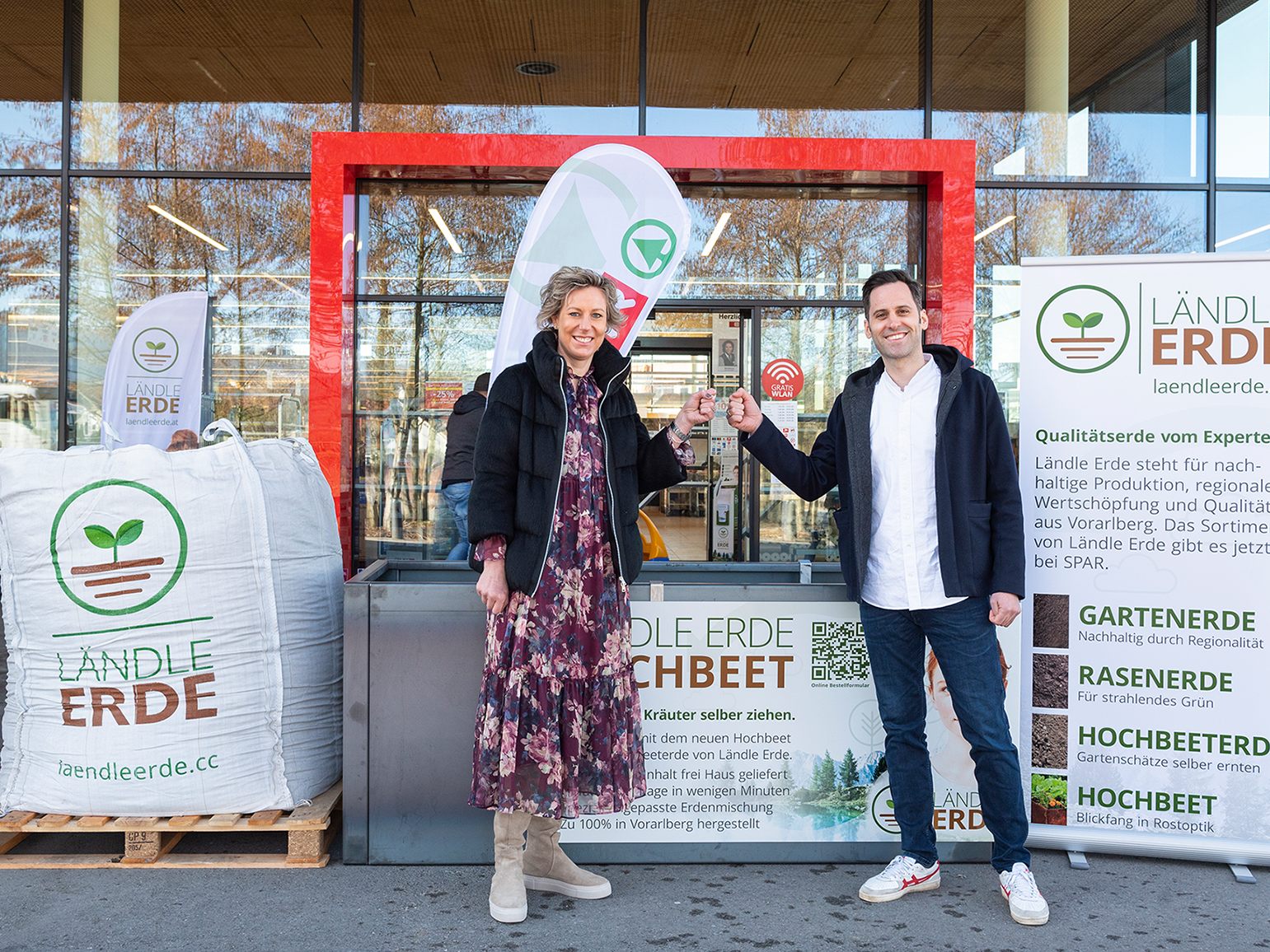 Die Loacker Recycling GmbH und SPAR Vorarlberg setzen erstmals eine gemeinsame Kooperation um: Ab dem 1. März 2022 ist Ländle Erde von Loacker Recycling in allen SPAR-Märkten in ganz Vorarlberg bestellbar. Im Bild: Carina Pollhammer, Geschäftsführerin SPAR Vorarlberg und Thomas Loacker, Mitglied der Geschäftsführung bei Loacker Recycling. © Loacker Recycling GmbH