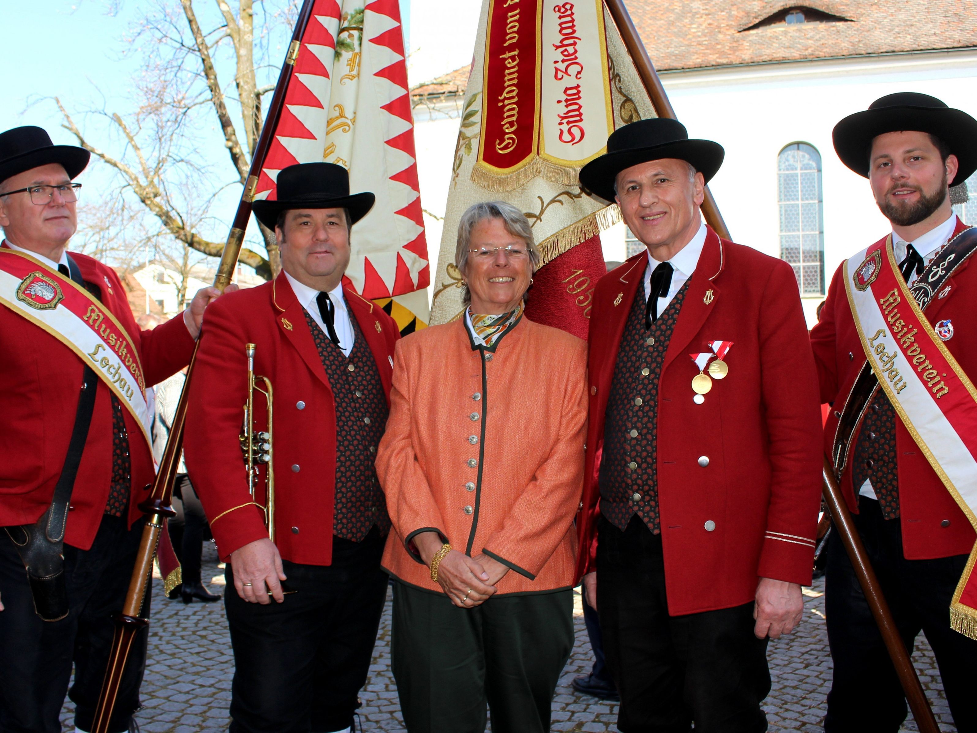 Fahnenweihefest des Musikvereines Lochau: Fähnrich Werner Moosburger (Fahne 1892), Vize-Vorstand Achim Langegg, Fahnenpatin Silvia Ziehaus, Ehrenvorstand Wolfram Baldauf und Fähnrich Manuel Rührnschopf (Fahne 1950).