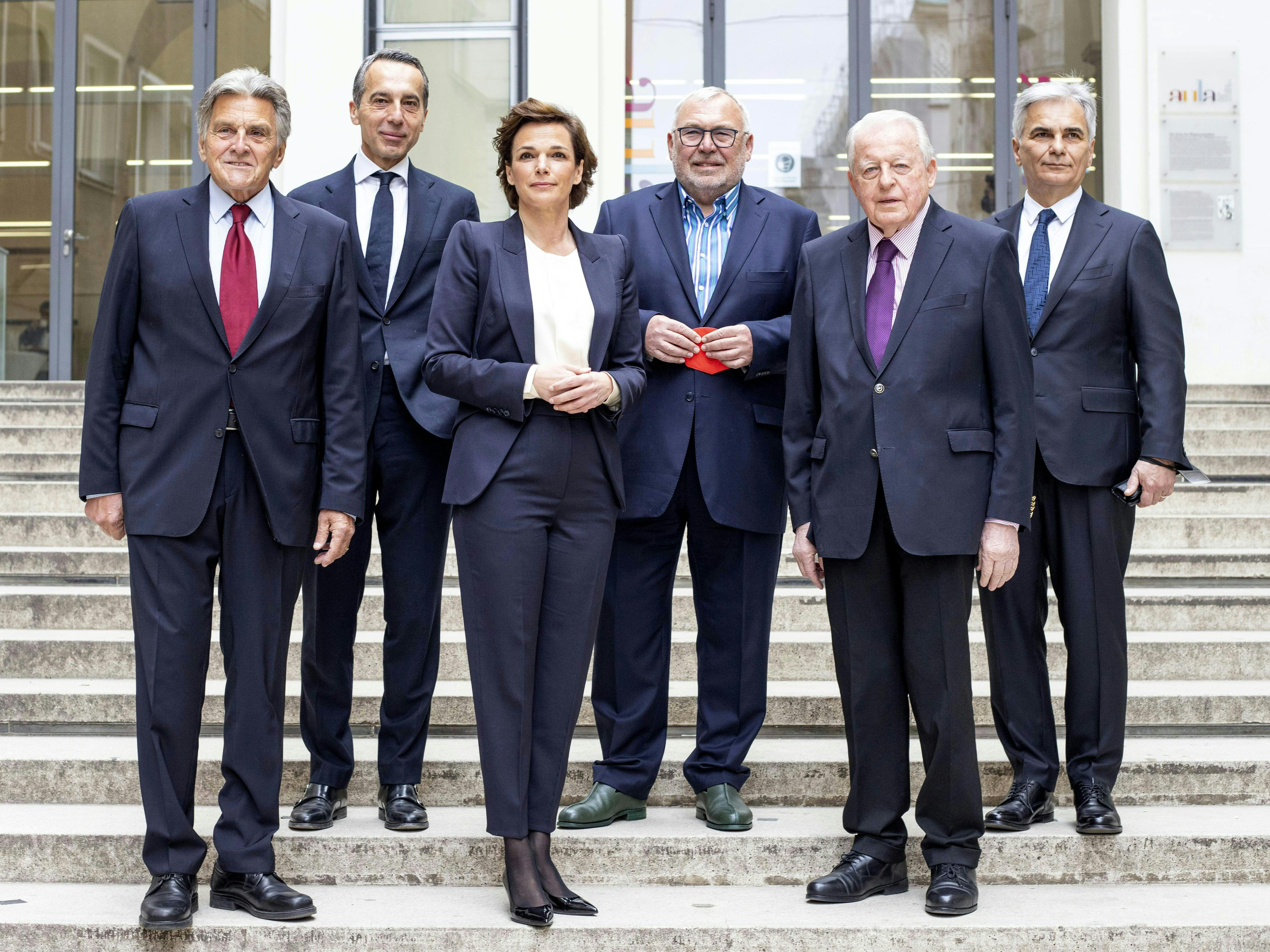 (v.l.) Die ehemaligen SPÖ-Kanzler Viktor Klima, Christian Kern, SPÖ-Chefin Pamela Rendi-Wagner, die ehemaligen SPÖ-Kanzler Alfred Gusenbauer, Franz Vranitzky und Werner Faymann.