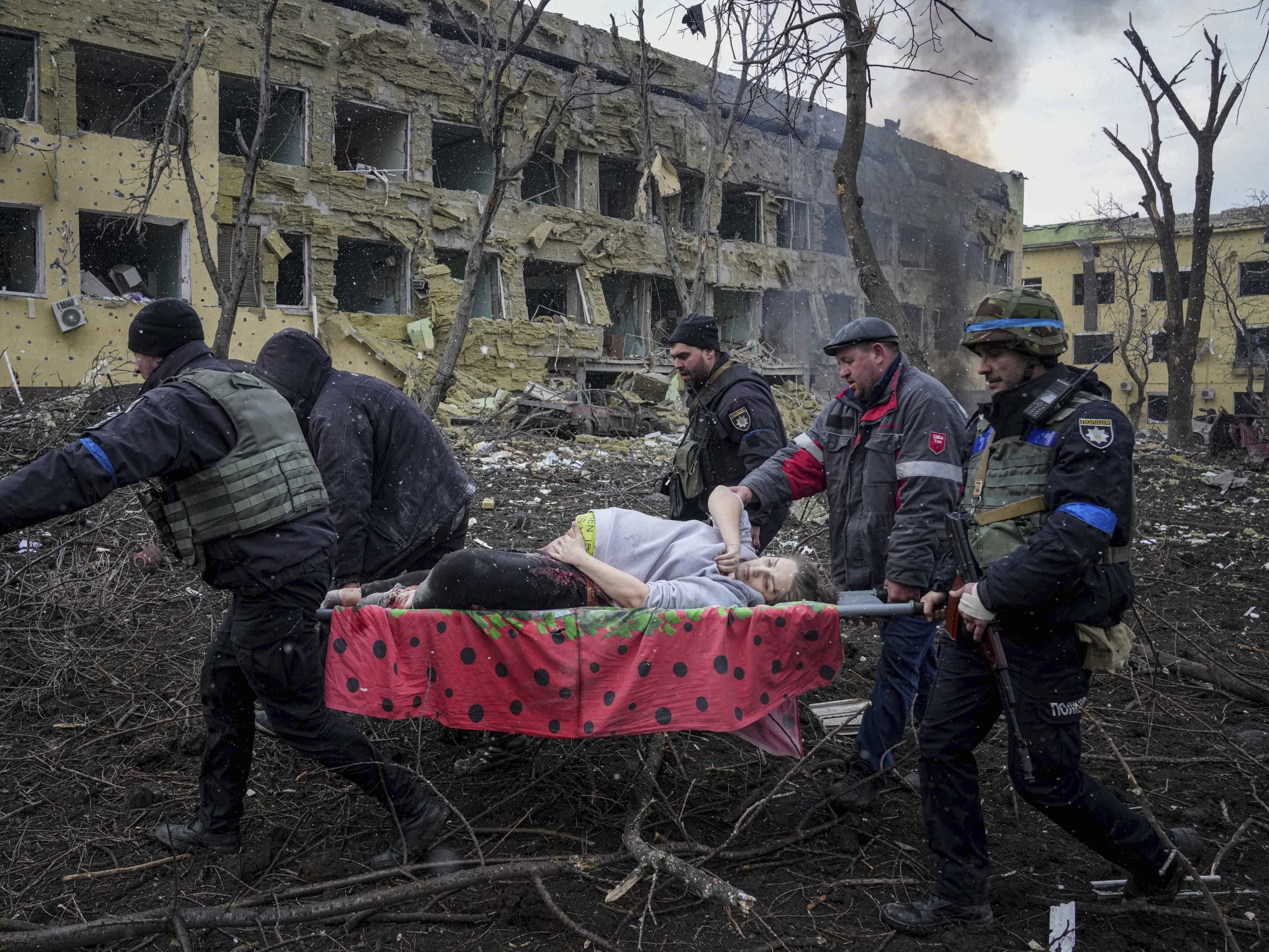 Ukrainische Berichte über einen angeblich gezielten russischen Angriff auf eine Geburtsklinik in Mariupol haben weltweit Entsetzen ausgelöst.