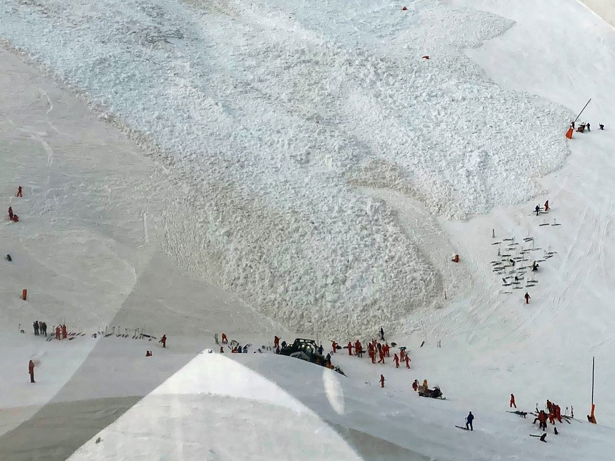 Die Lawine ging bis auf die Piste ab, verschüttet wurde zum Glück niemand.