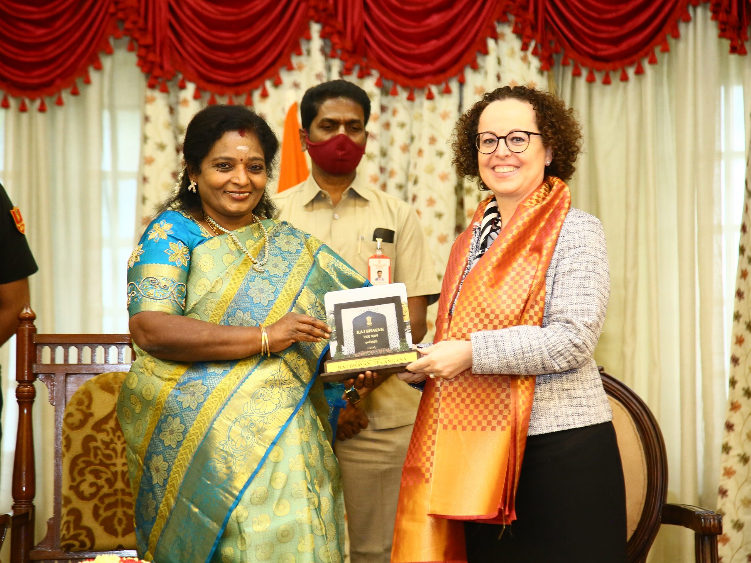 Die Gouverneurin des Bundesstaats Telangana, Tamilisai Soundararajan, mit Bundesratspräsidentin Christine Schwarz-Fuchs.