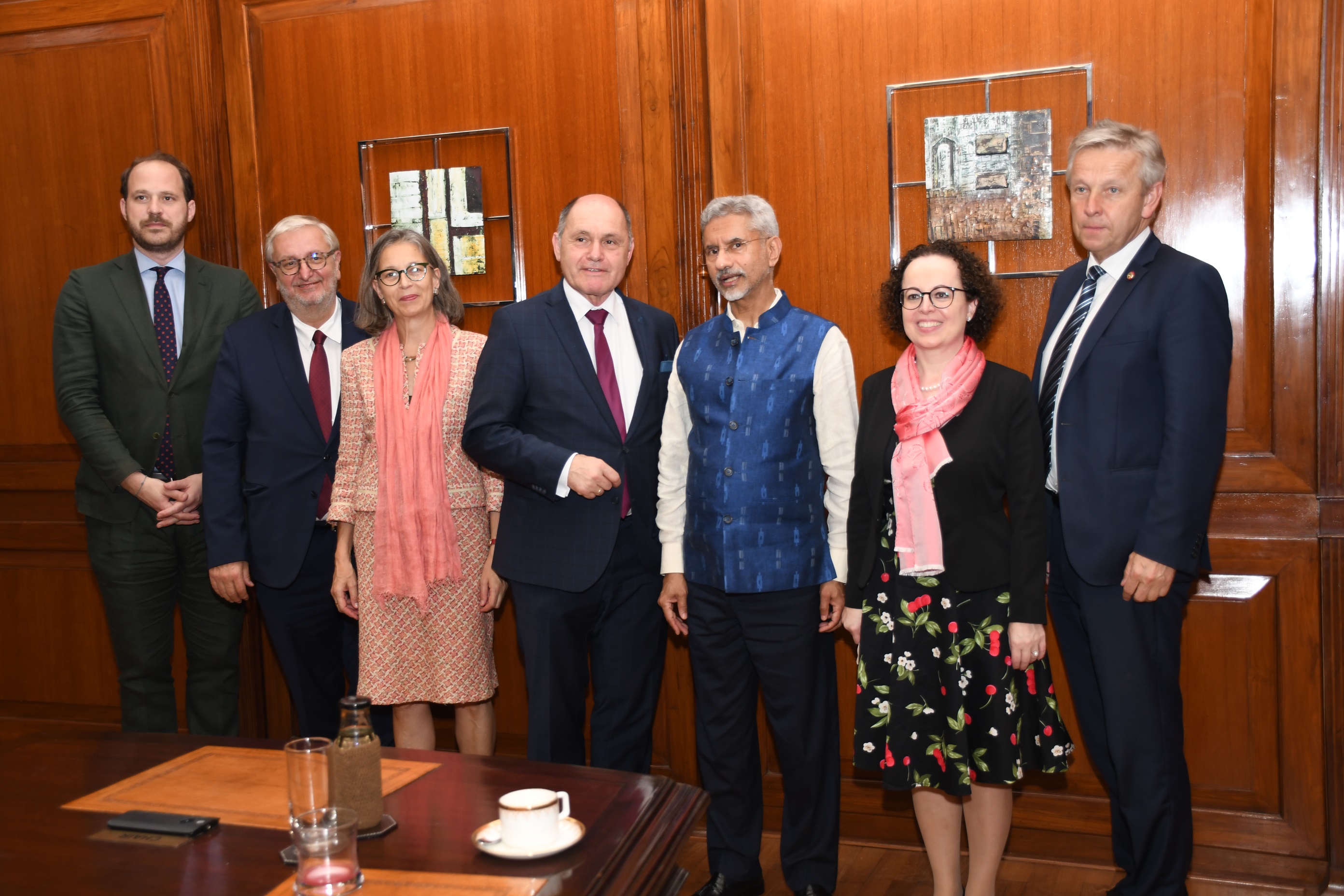 i5         Von rechts: Nationalratsabgeordneter Reinhold Lopatka (ÖVP), Bundesratspräsidentin Christine Schwarz-Fuchs, Außenminister der Republik Indien Subrahmanyam Jaishankar, Nationalratspräsident Wolfgang Sobotka, Botschafterin in Indien Katharina Wieser, Nationalratsabgeordneter Christoph Matznetter (SPÖ), Nationalratsabgeordneter Nikolaus Scherak (NEOS)