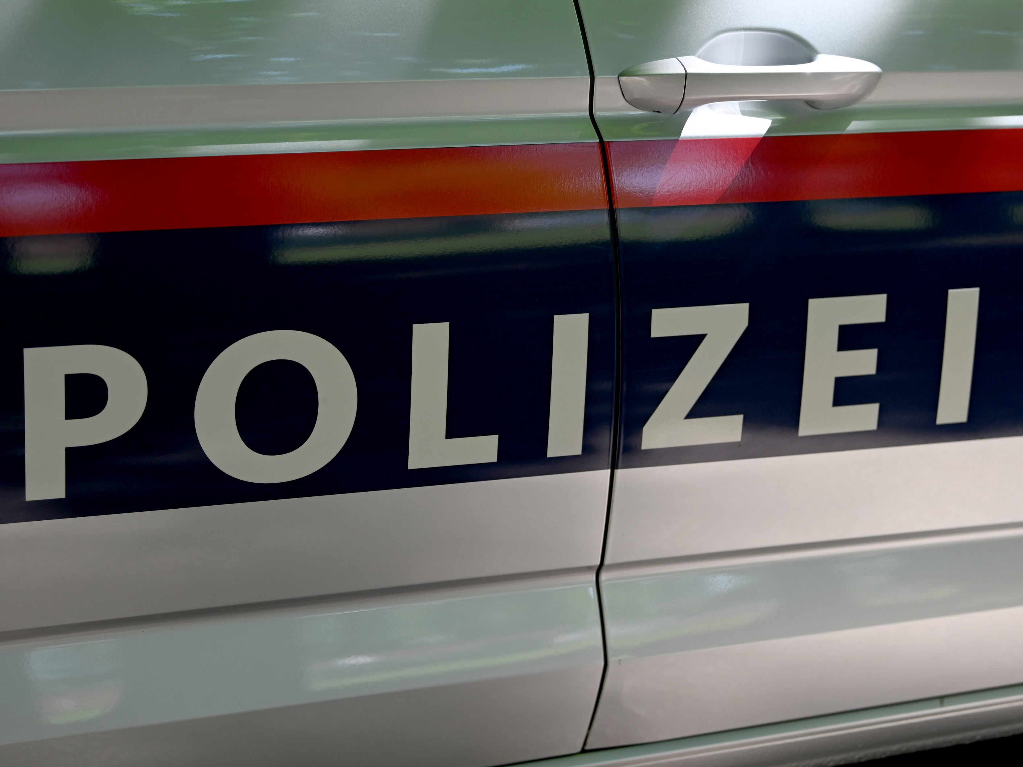 Zwei Beamte einer Spezialeinheit der Polizei bauten betrunken einen Verkehrsunfall.