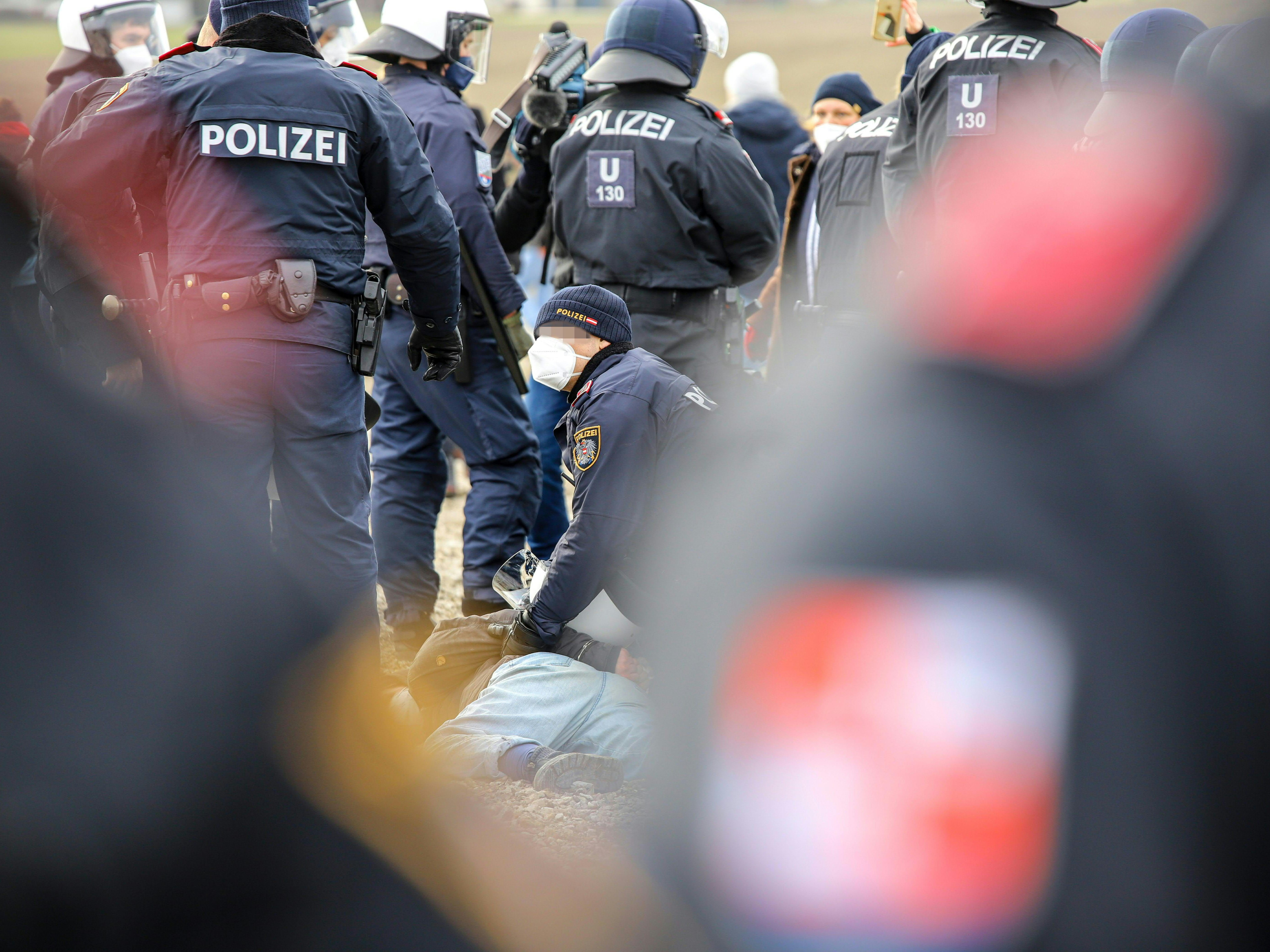Mutmaßlicher Polizeiübergriff bei Räumung in der Wiener Lobau.