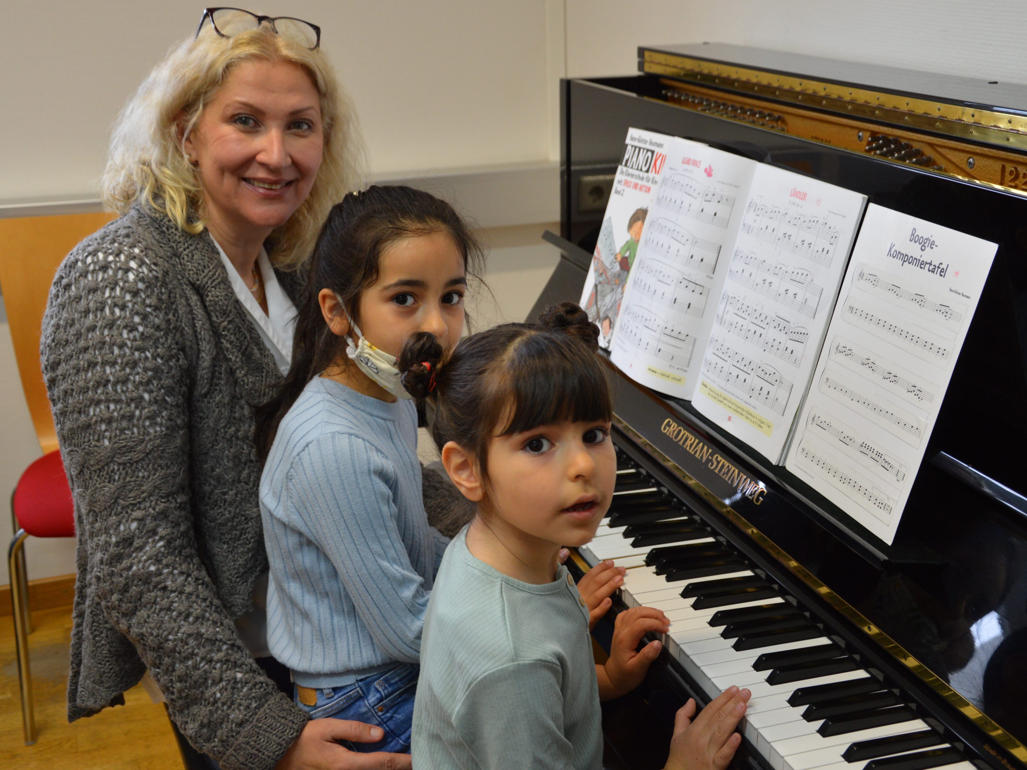 Musikschule wurde gestürmt (Klavierlehrerin Katharina Lauterer mit Ada und Ipek)