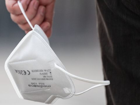 Ein junger Mann trug in einem Wiener Bus keine Maske - und rastete mittels Messer aus