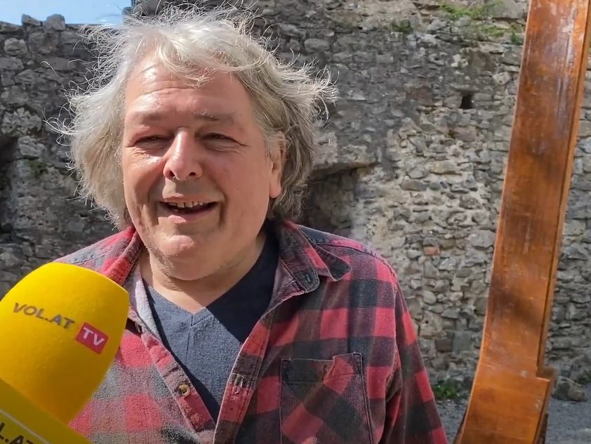 Die neue Kunstinstallation in der Ruine Alt-Ems stammt vom Künstler Günther Blenke.