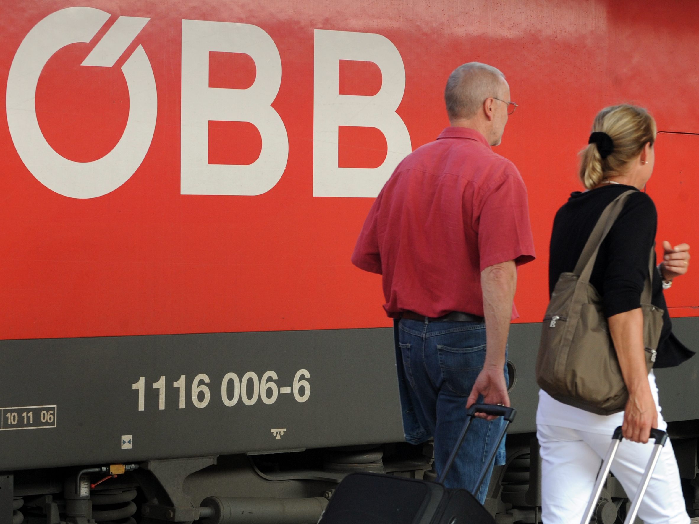 Passagiere müssen wegen überfüllten Zügen trotz Ticket aussteigen