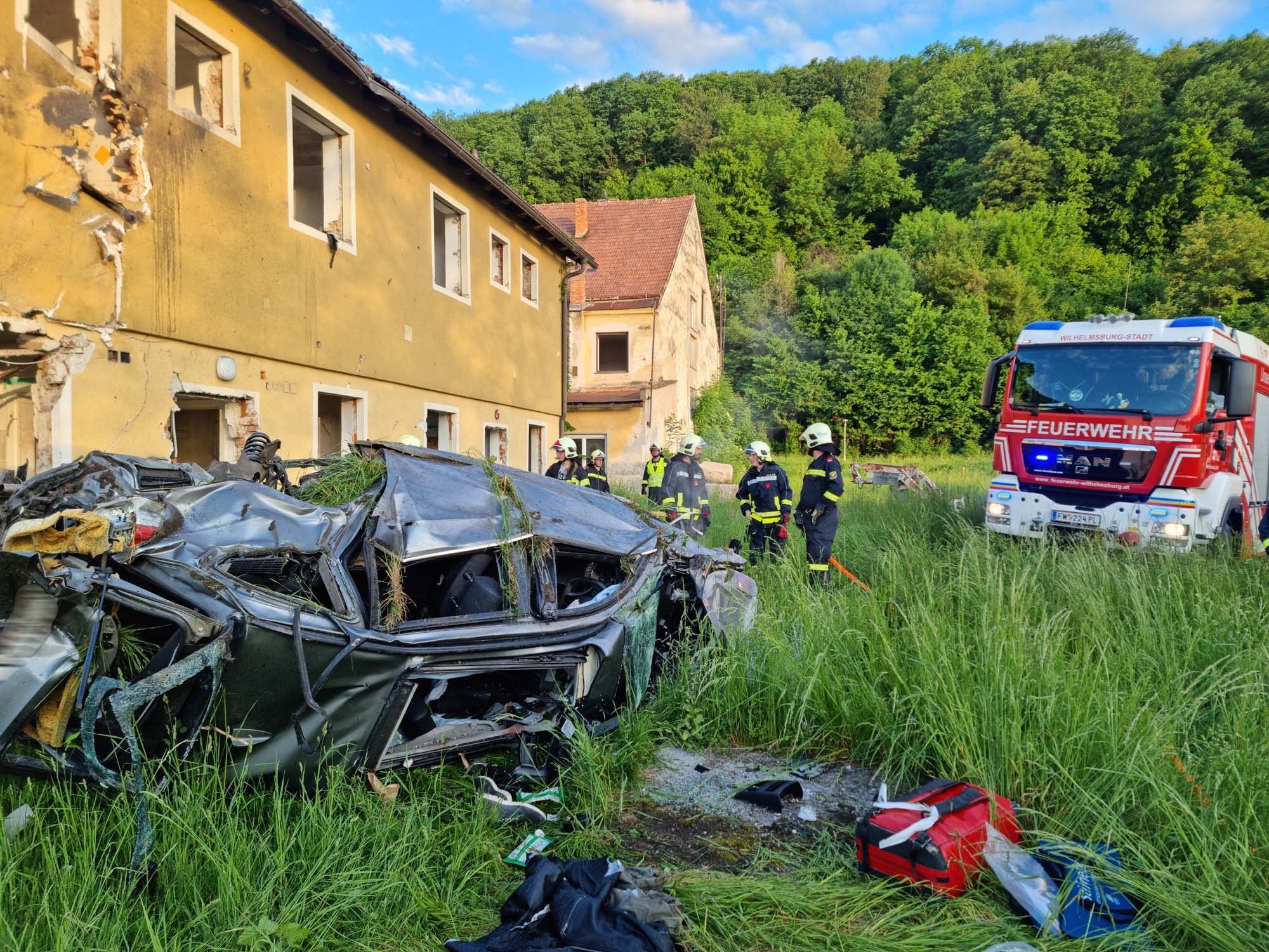 Ein Toter und vier Verletzte bei Verkehrsunfall in Niederösterreich.