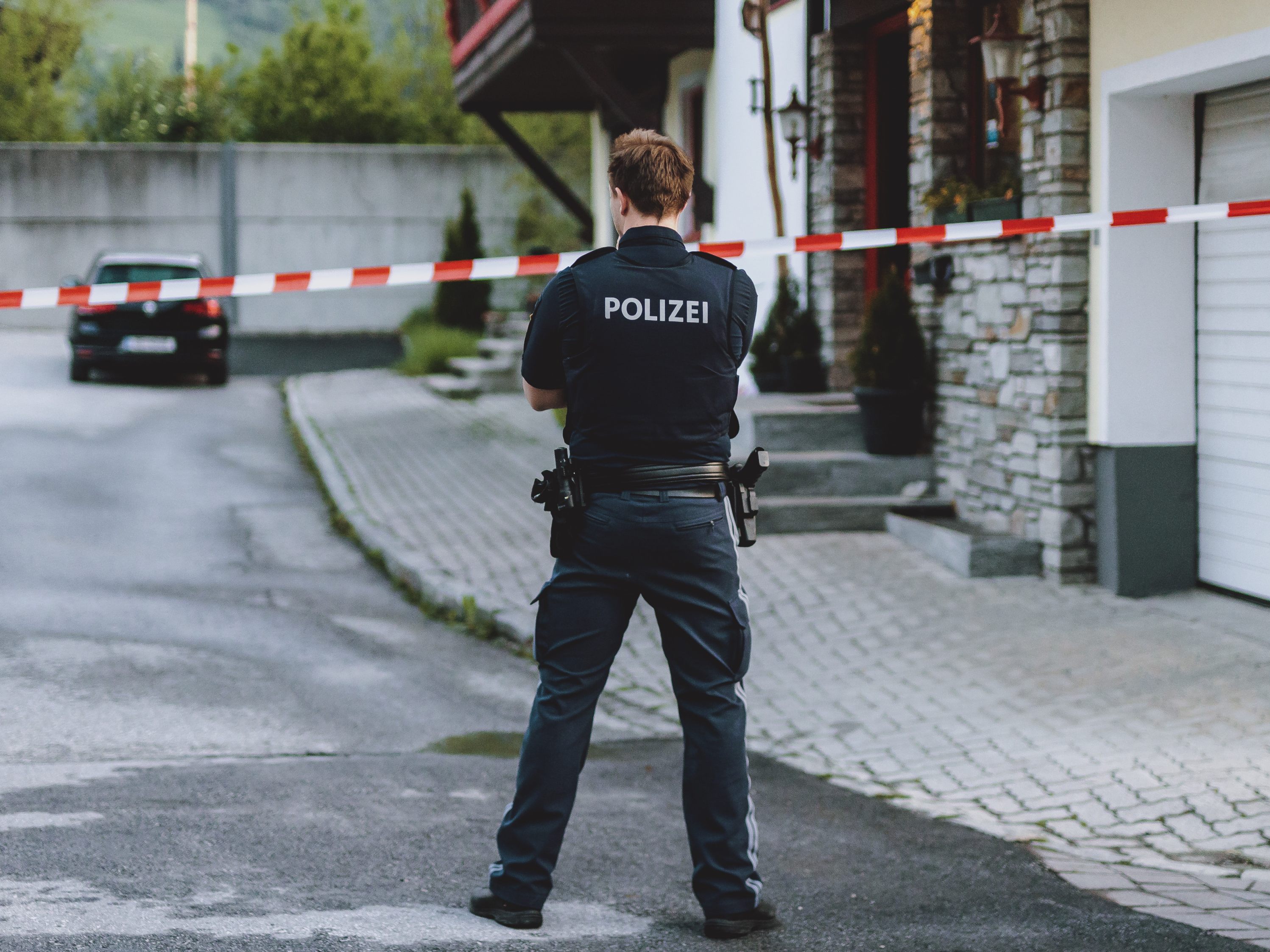 Nachdem die Leicher einer 30-Jährigen in ihrem Wohnhaus im Salzburger Piesendorf gefunden wurde, stellte sich ihr Ex-Mann nun der Polizei.