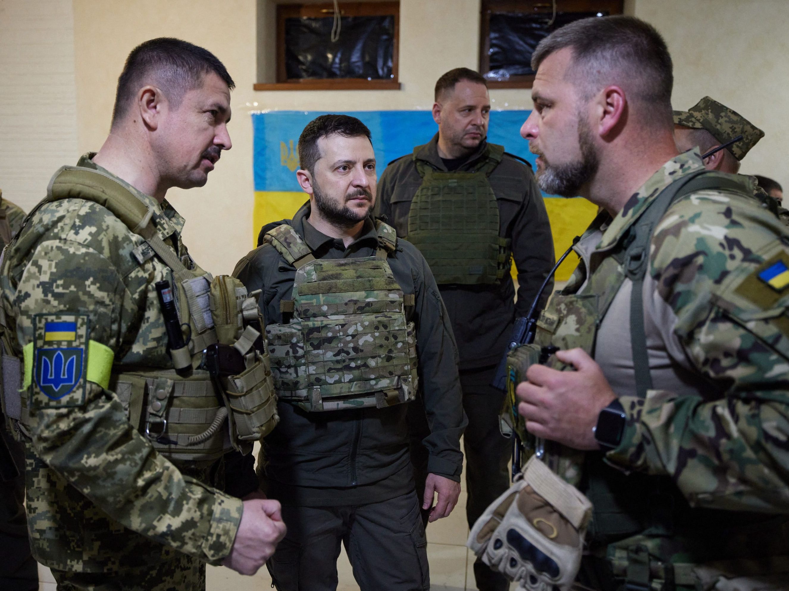 Der ukrainische Präsident Wolodymyr Selenskyj besuchte am Sonntag die Region um Charkiw.
