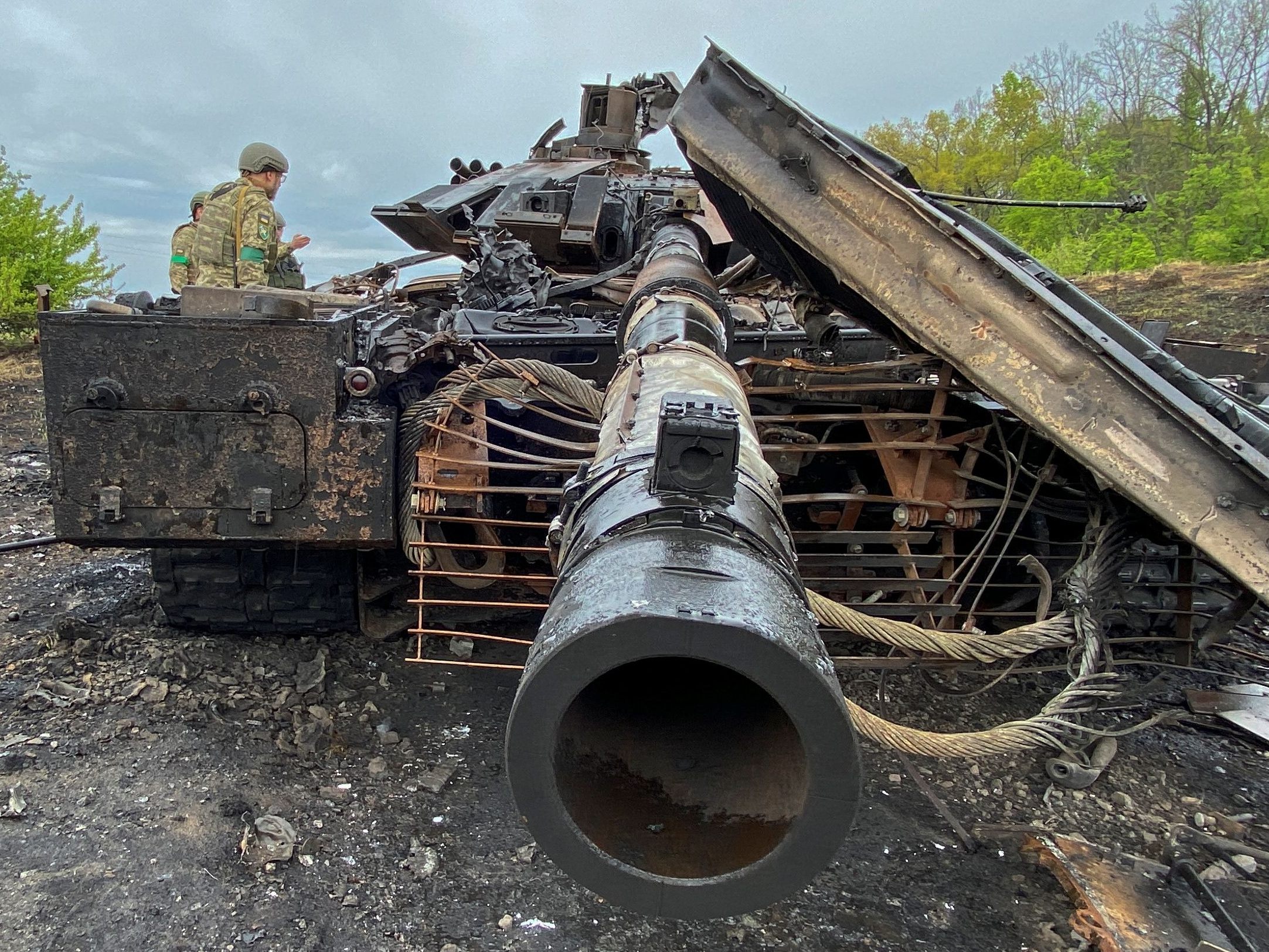 Ein zerstörter russischer Panzer vom Typ T-90 in der Nähe von Charkiw.