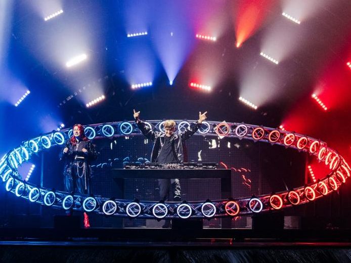 LUM!X und Pia Maria performen im "Halo" mit einer powervollen Lichtshow.