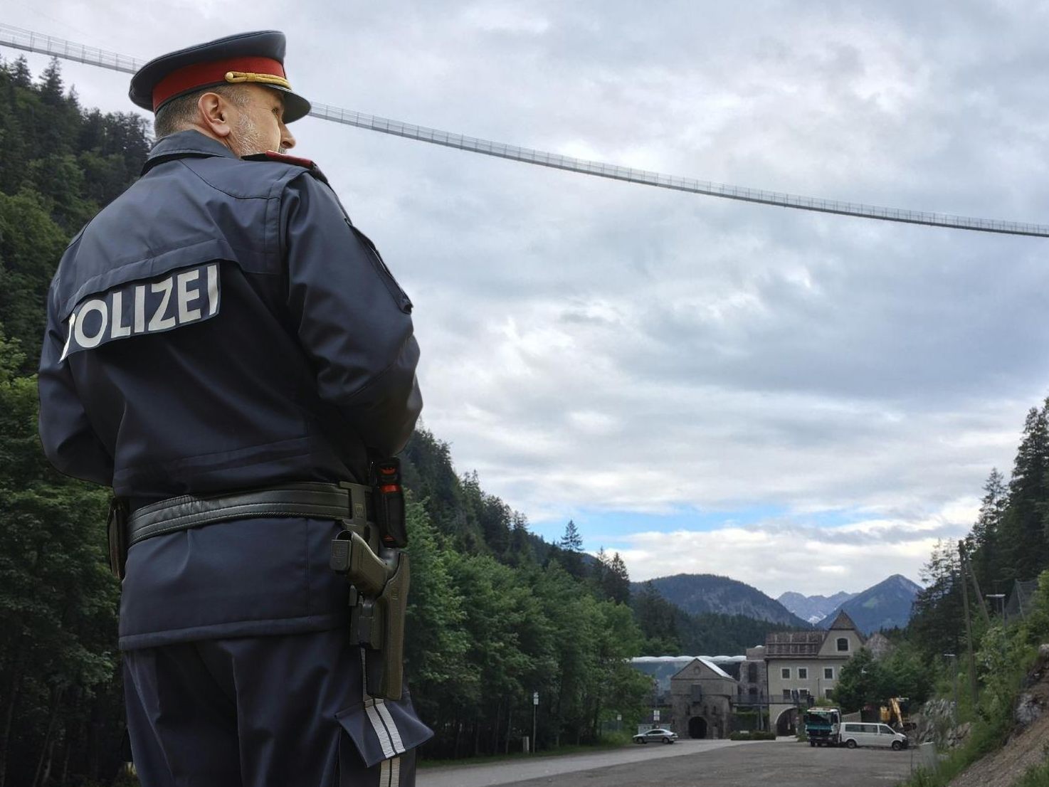 17-Jährige wurde tot im Auto aufgefunden - Mutmaßlicher Täter stürzte sich von Hängebrücke.