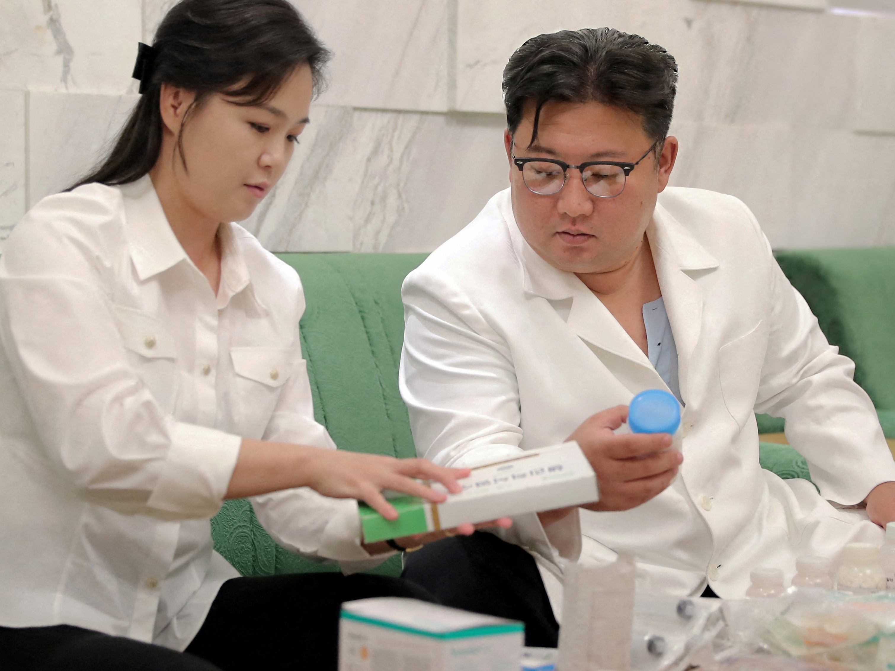Machthaber Kim Jong-un und seine Ehefrau verpacken medienwirksam Medizin.