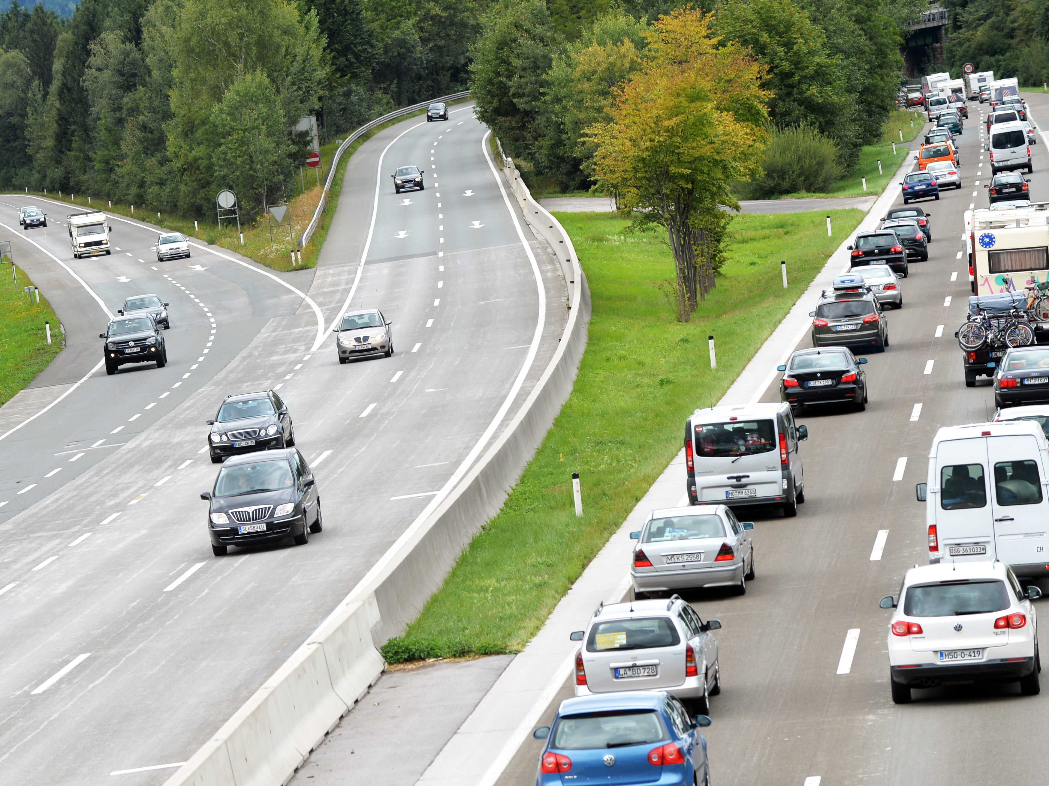 Autofahrer müssen am Pfingstwochenende mit Staus und Verzögerungen rechnen.