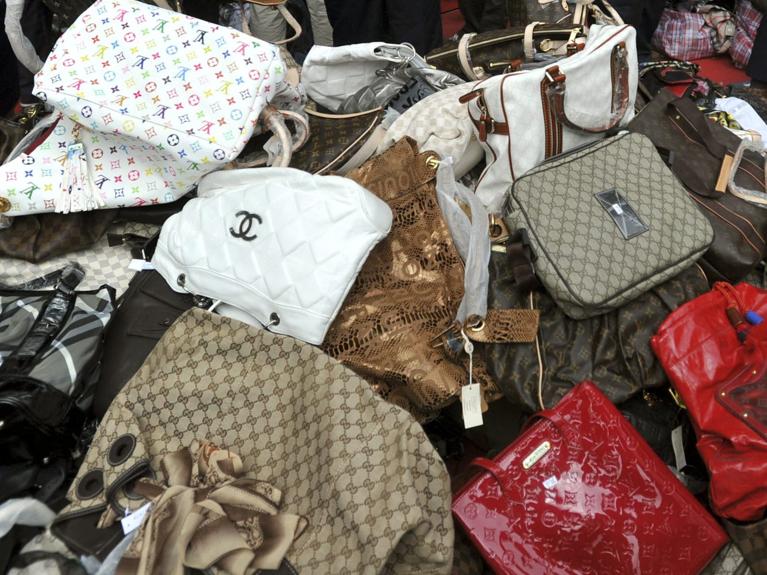 Gefälschte Kleidung und Accessories sind bei Jugendlichen besonders stark gefragt.