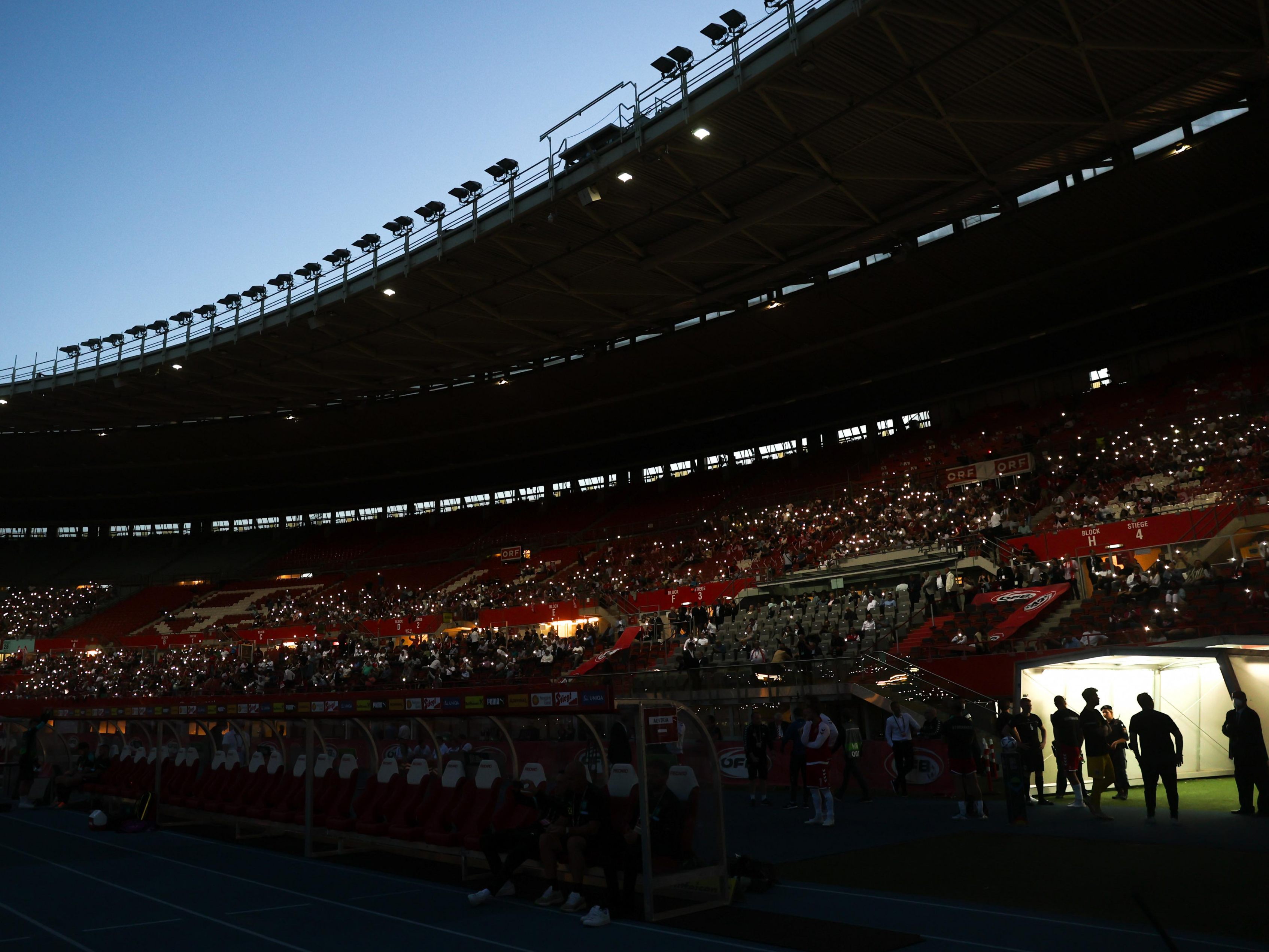 Nach dem Blackout sorgte auch noch ein Loch im Rasen des Wiener Ernst Happel Stadions für Aufsehen.