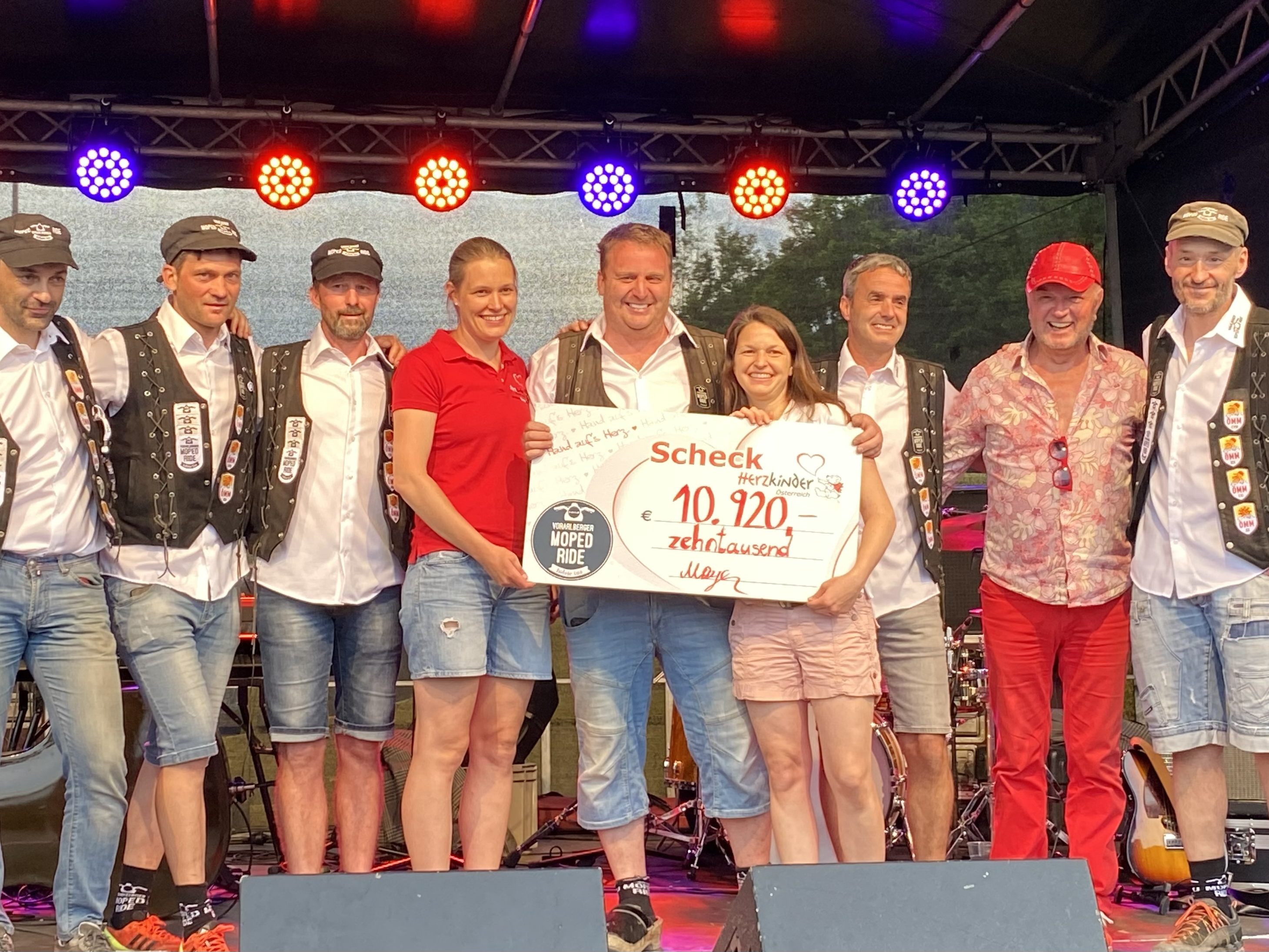 Scheckübergabe auf der Mohren-Moped-Party