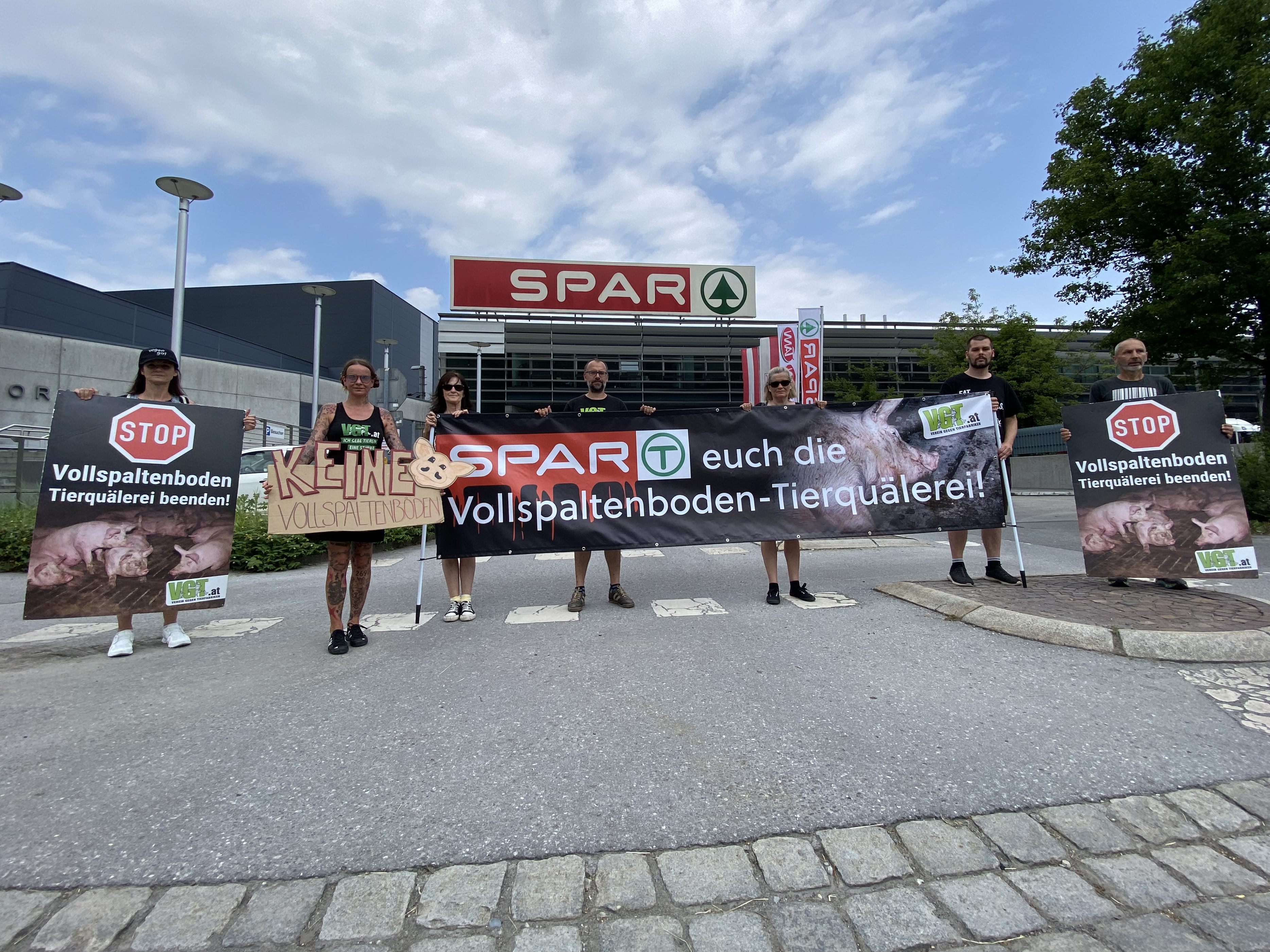 Der Verein Gegen Tierfabriken vor der Spar-Zentrale in Dornbirn.