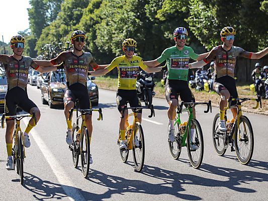 Vingegaard feierte mit seinem Team Jumbo-Visma