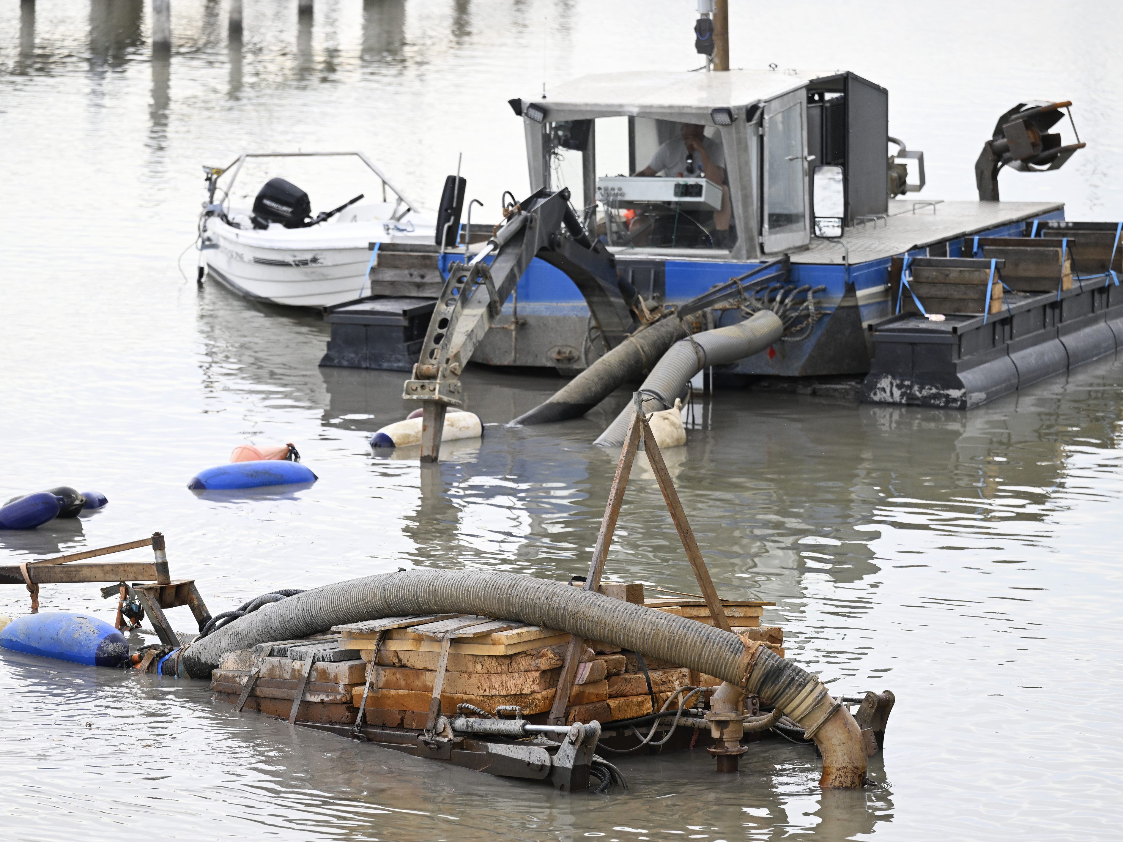 Ein Schlamm-Sauger ist derzeit am Neusiedler See im Einsatz.