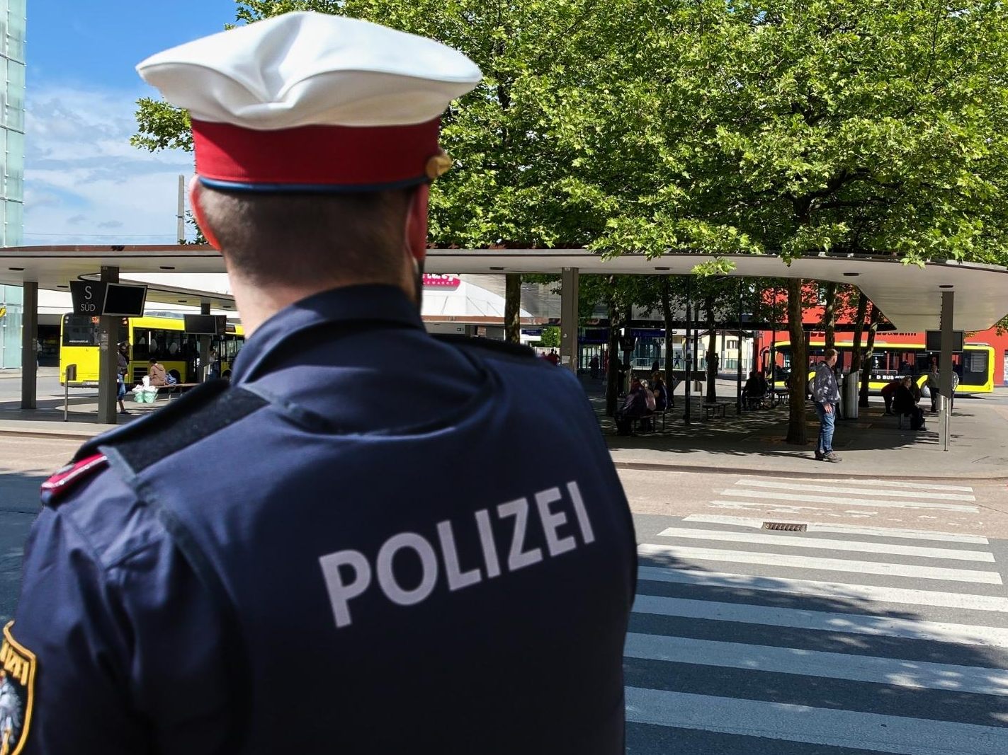 Bei der Festnahme der Renitenten wurden die beiden ersteinschreitenden Polizisten von couragierten Passanten tatkräftig und hilfreich unterstützt.